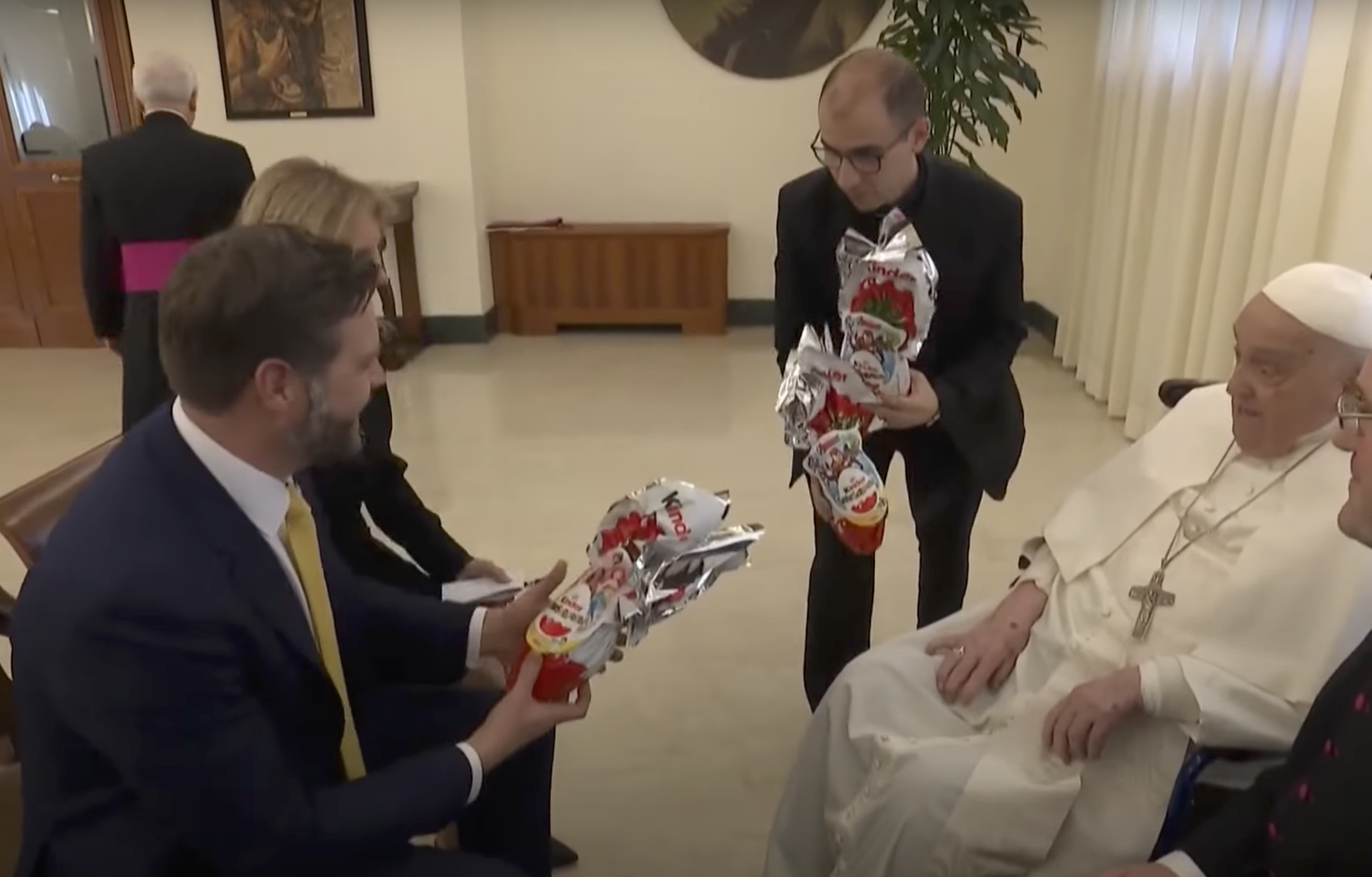 Ein Screenshot eines Priesters, der JD Vance im Namen von Papst Franziskus beschenkt, aus einem Video vom 20. April 2025. | Quelle: YouTube/AFP Nachrichtenagentur