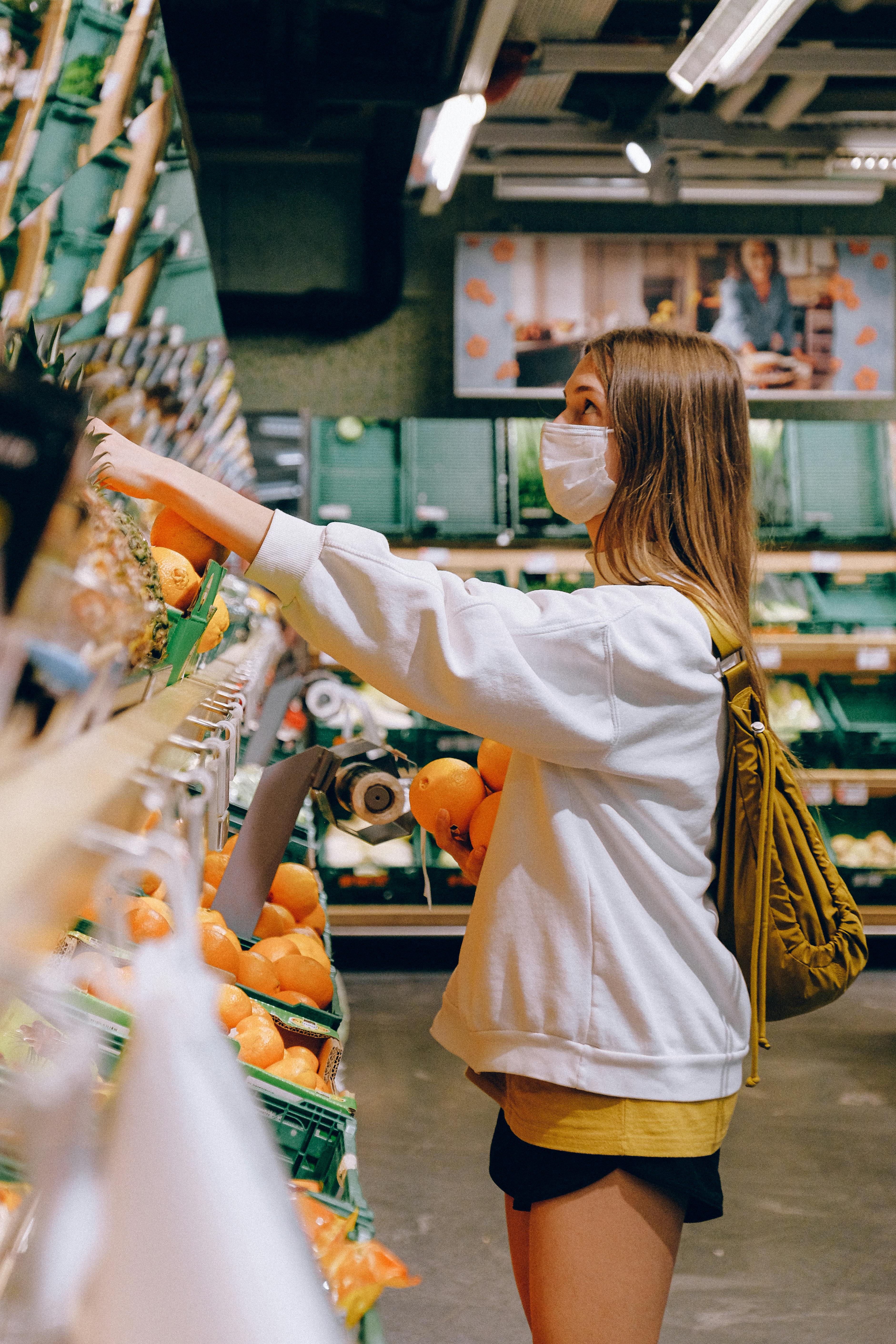 Eine Frau beim Lebensmitteleinkauf | Quelle: Pexels