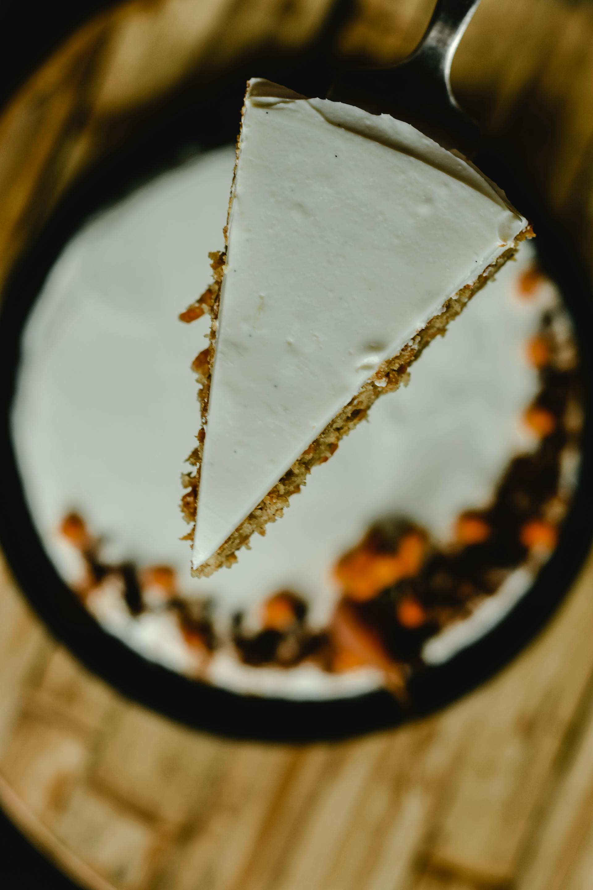 Ansicht von oben auf ein Stück Karottenkuchen | Quelle: Pexels