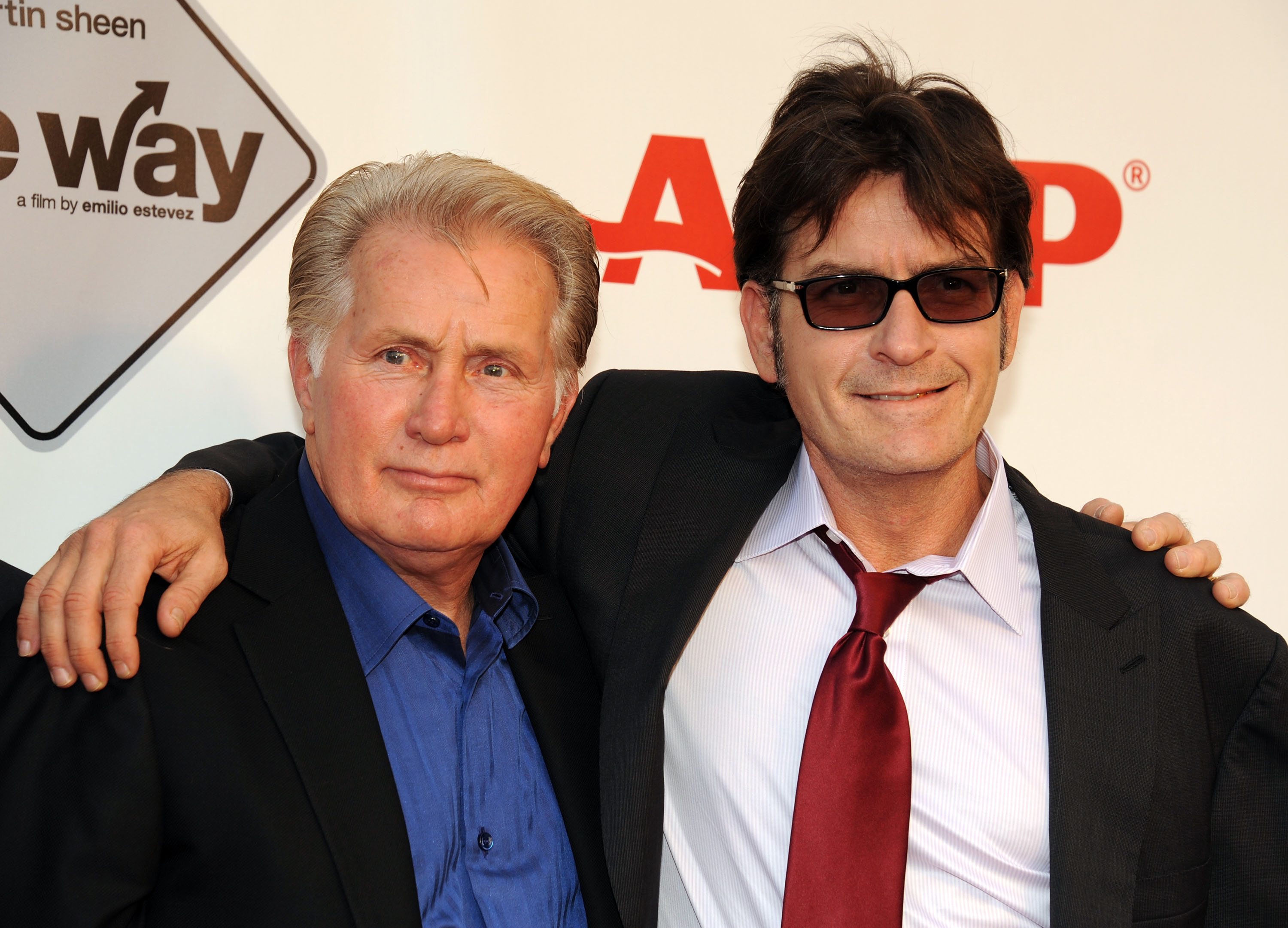 Martin Sheen und Charlie Sheen bei der Vorführung von "The Way" am 23. September 2011 in Los Angeles, Kalifornien | Quelle: Getty Images