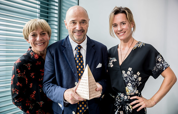 Christian Neureuther (M.) mit seiner Frau Rosi Mittermaier und Tochter Ameli bei der Verleihung der 'Goldenen Sportpyramide', Berlin, 12. Juli 2017. | Quelle: Getty Images