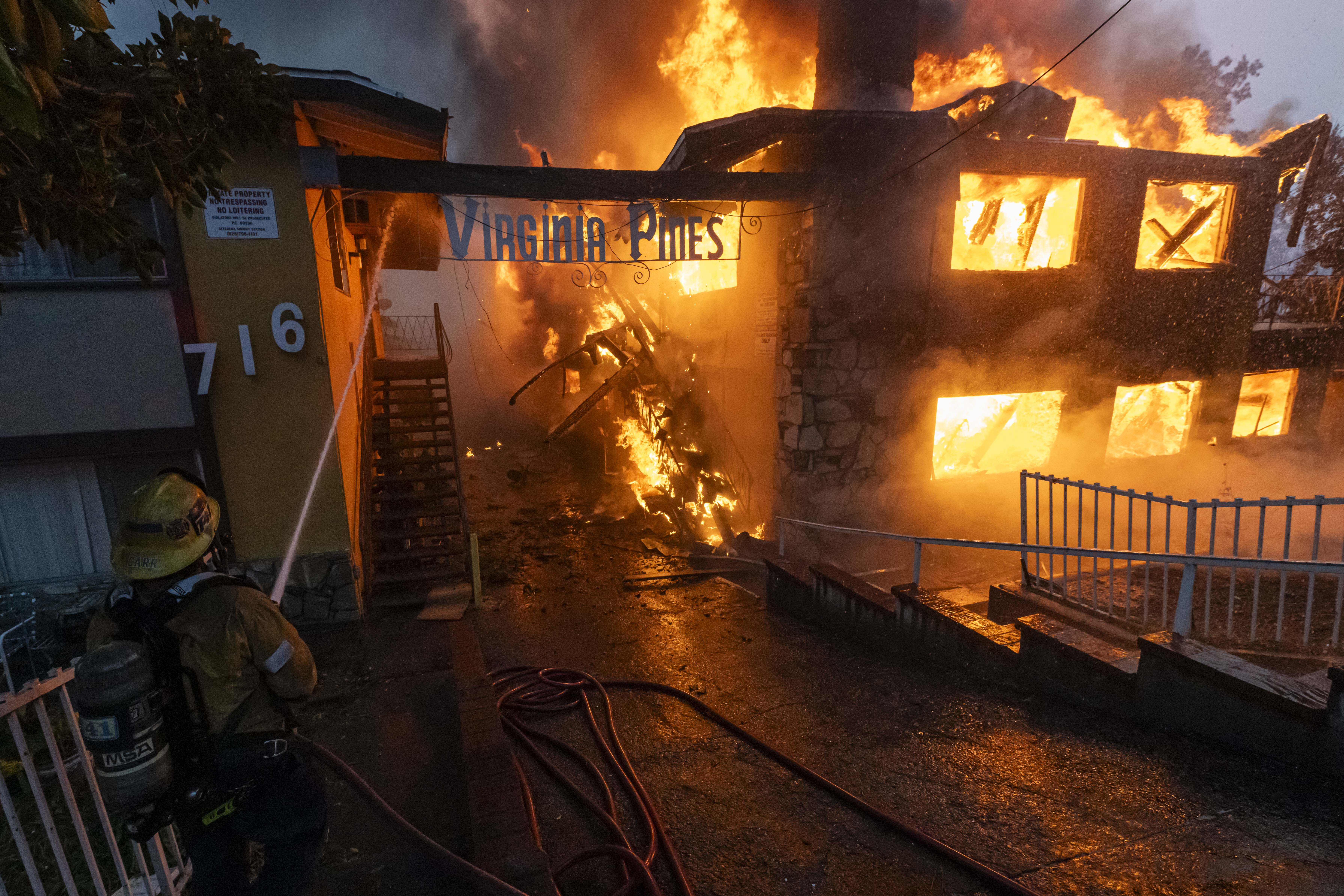 Ein LAFD-Feuerwehrmann spritzt einen brennenden Apartmentkomplex des Eaton Fire in Altadena, Kalifornien, am 8. Januar 2025 ab | Quelle: Getty Images