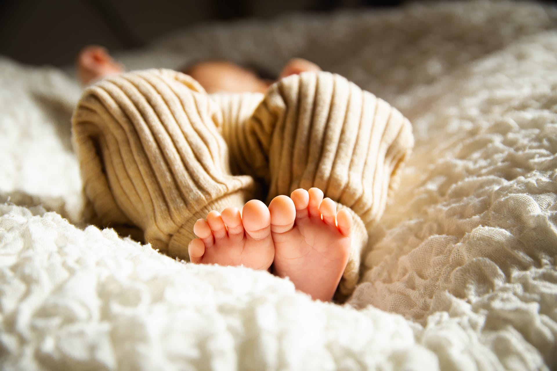 Schlafendes Baby im Bett | Quelle: Pexels