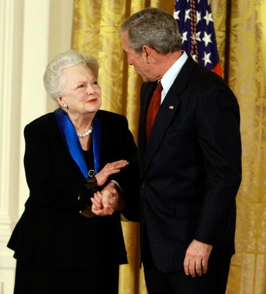 Olivia de Havilland, President George W. Bush, National Medals Of Arts And National Humanities Medals, 2008 | Quelle: Getty Images