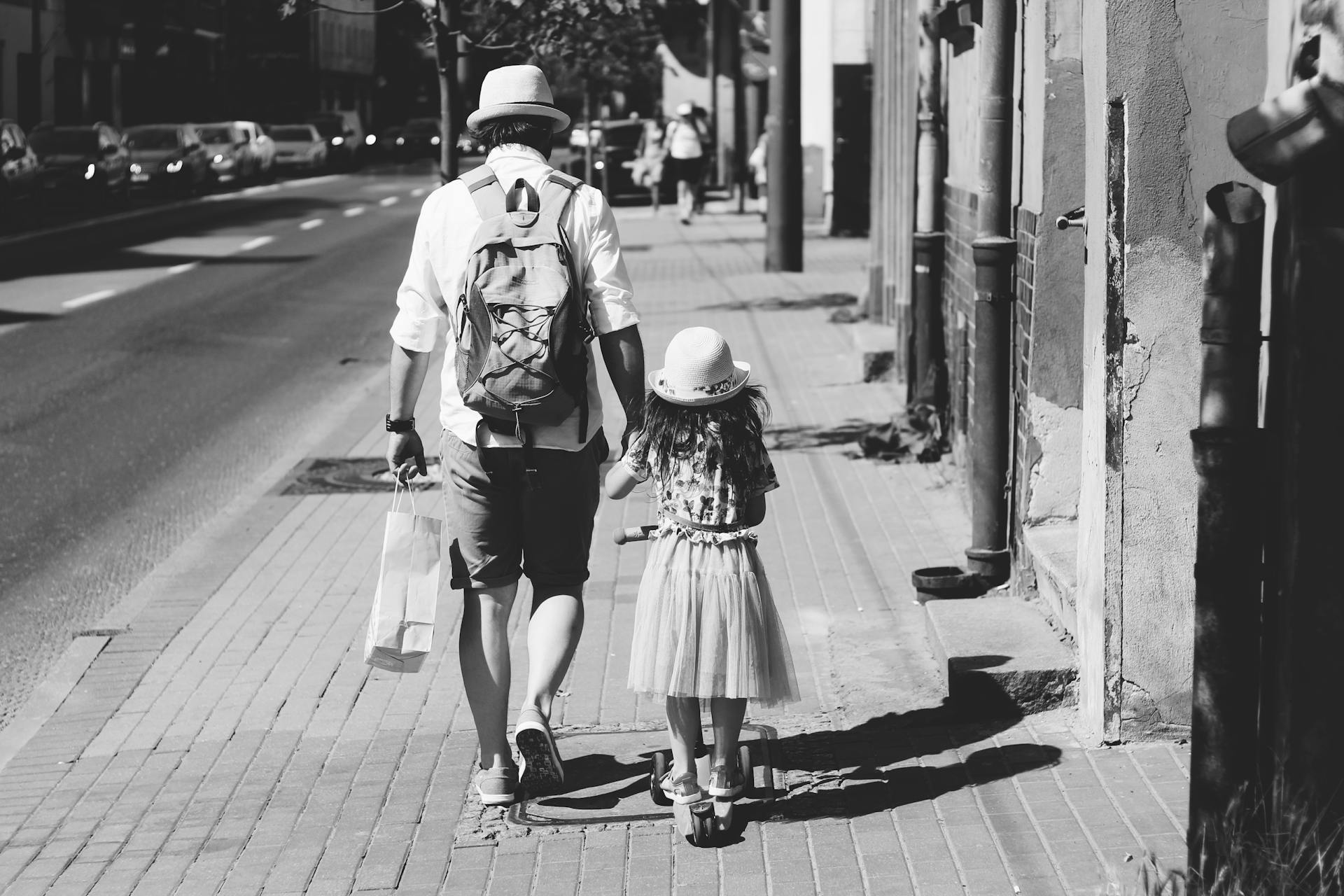 Vater und Tochter gehen auf der Straße | Quelle: Pexels