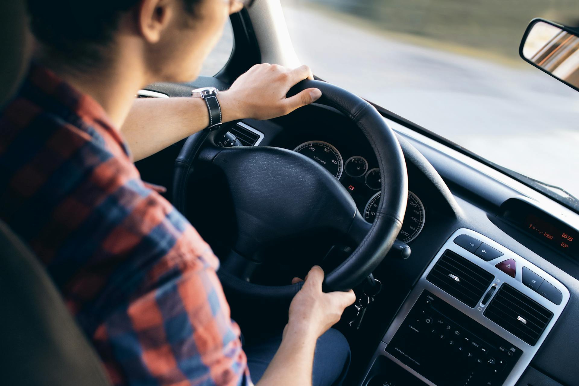 Ein Mann sitzt in einem Auto | Quelle: Pexels