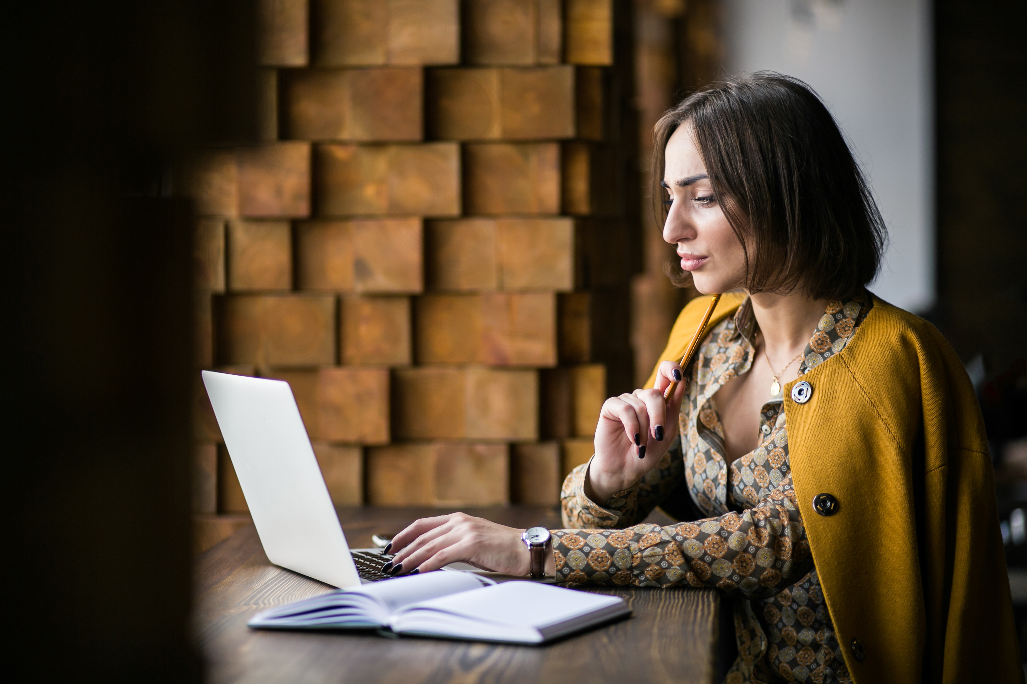 Eine Frau benutzt ihren Laptop | Quelle: Freepik