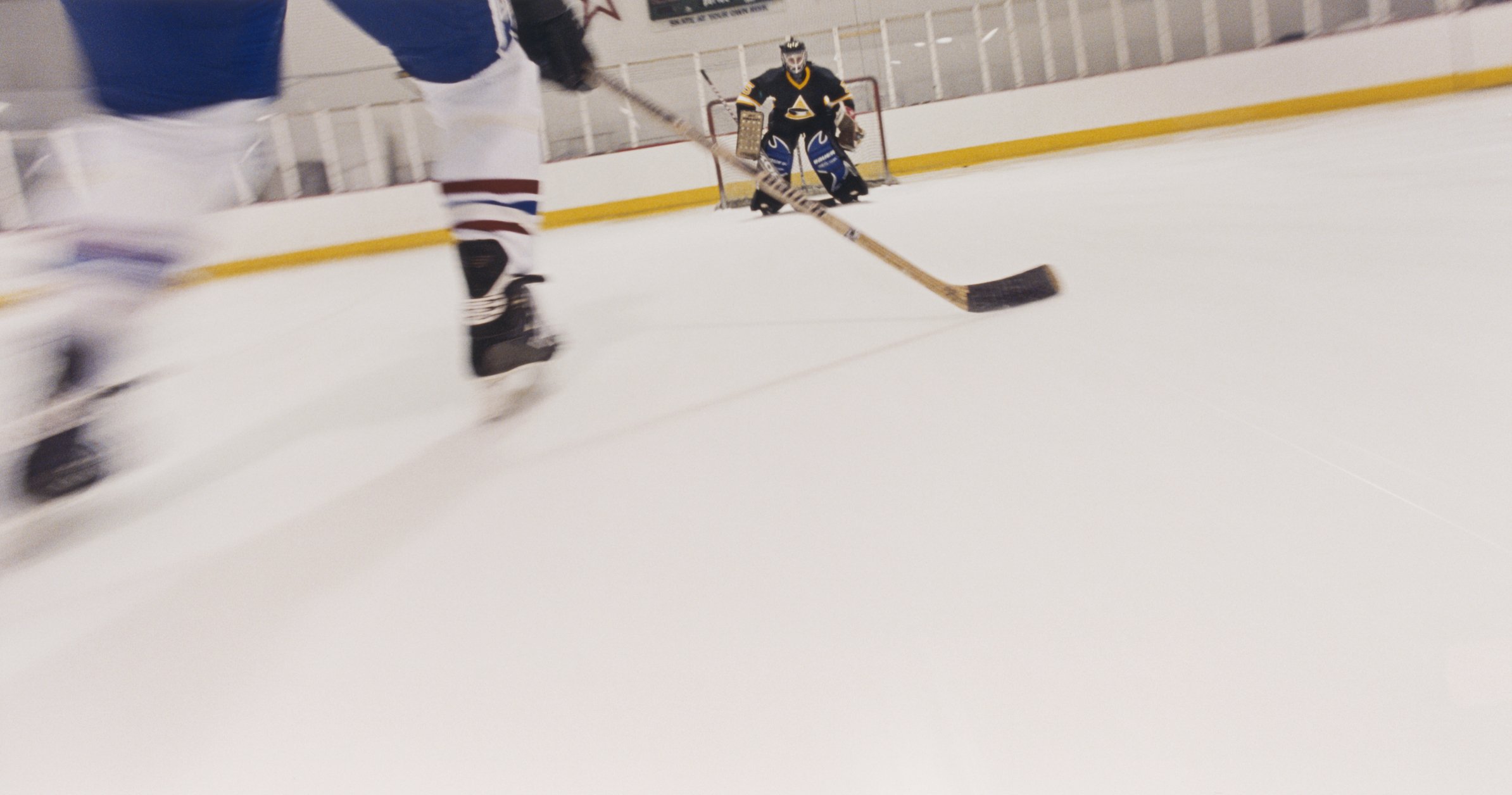 Hockeyspieler, der zum Ziel skatet. I Quelle: Getty Images