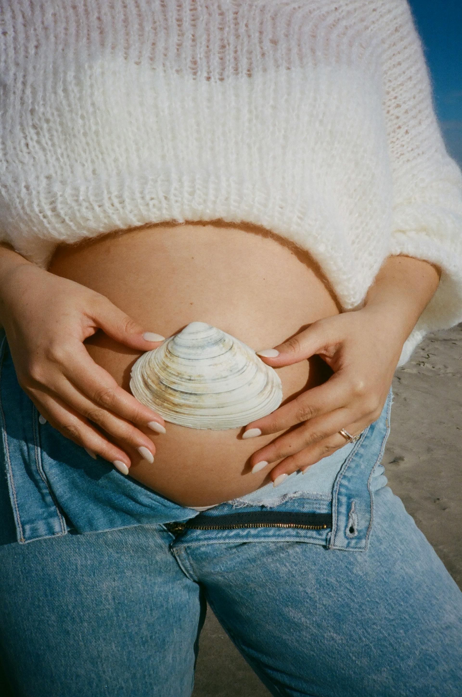 Eine Frau, die ihren schwangeren Bauch hält | Quelle: Pexels