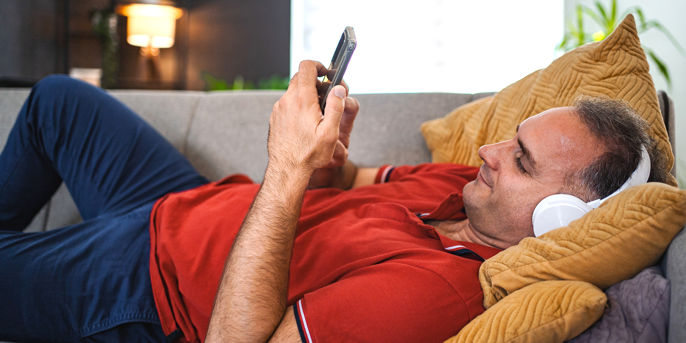 Ein Mann entspannt sich auf dem Sofa | Quelle: Shutterstock