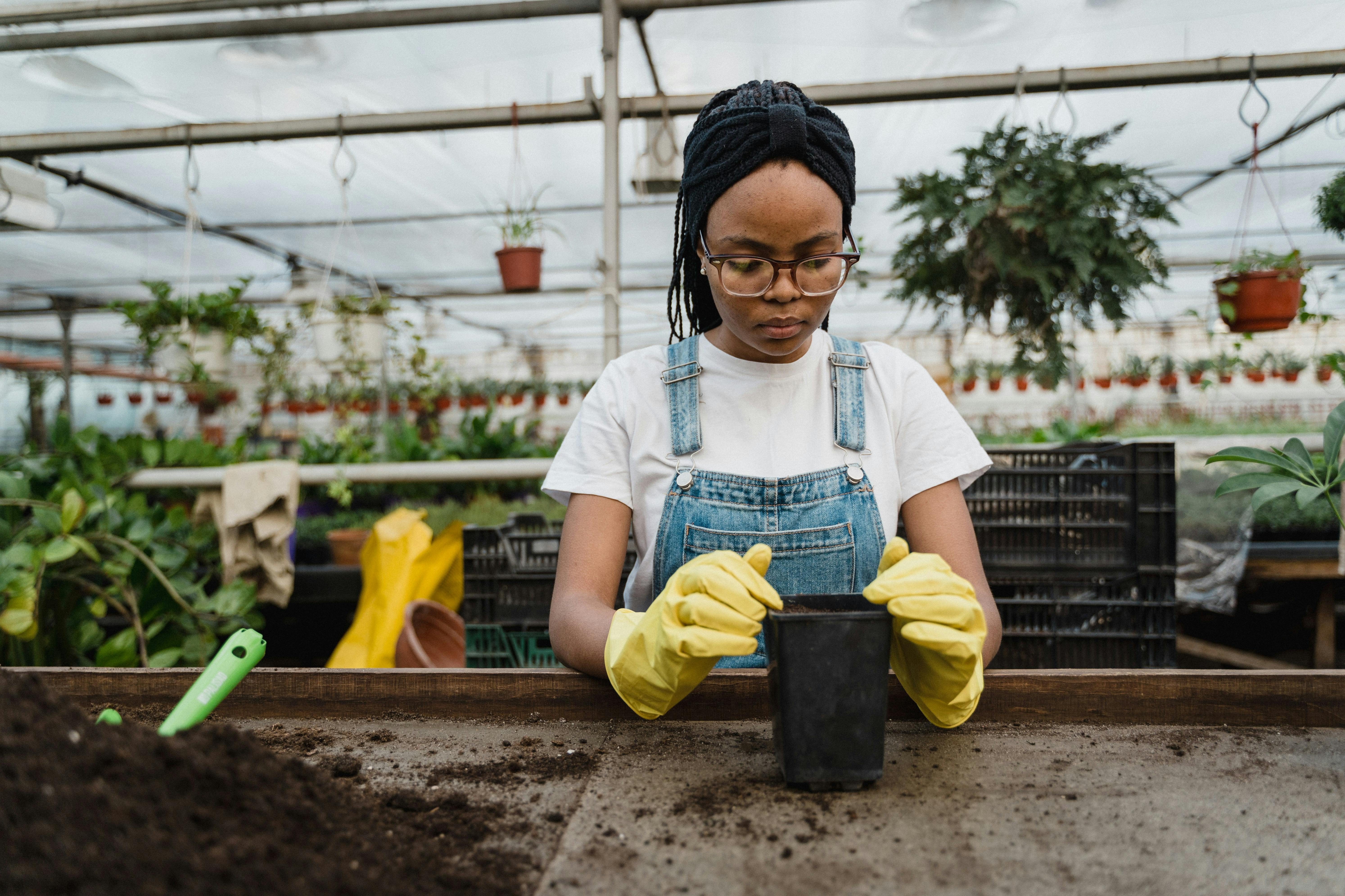 Eine Frau bei der Gartenarbeit | Quelle: Pexels