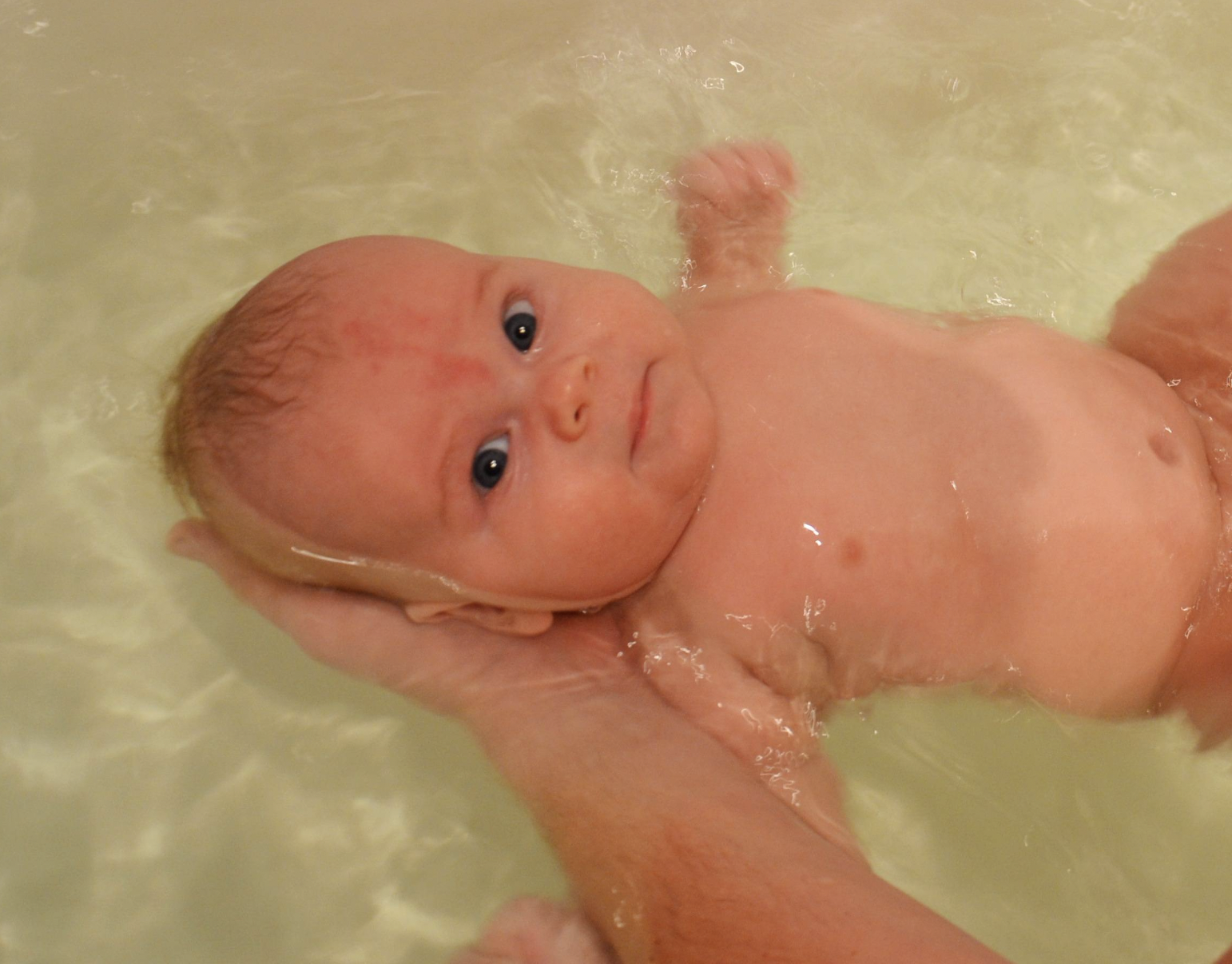 Das Baby wird in einer Badewanne gebadet | Quelle: Shutterstock