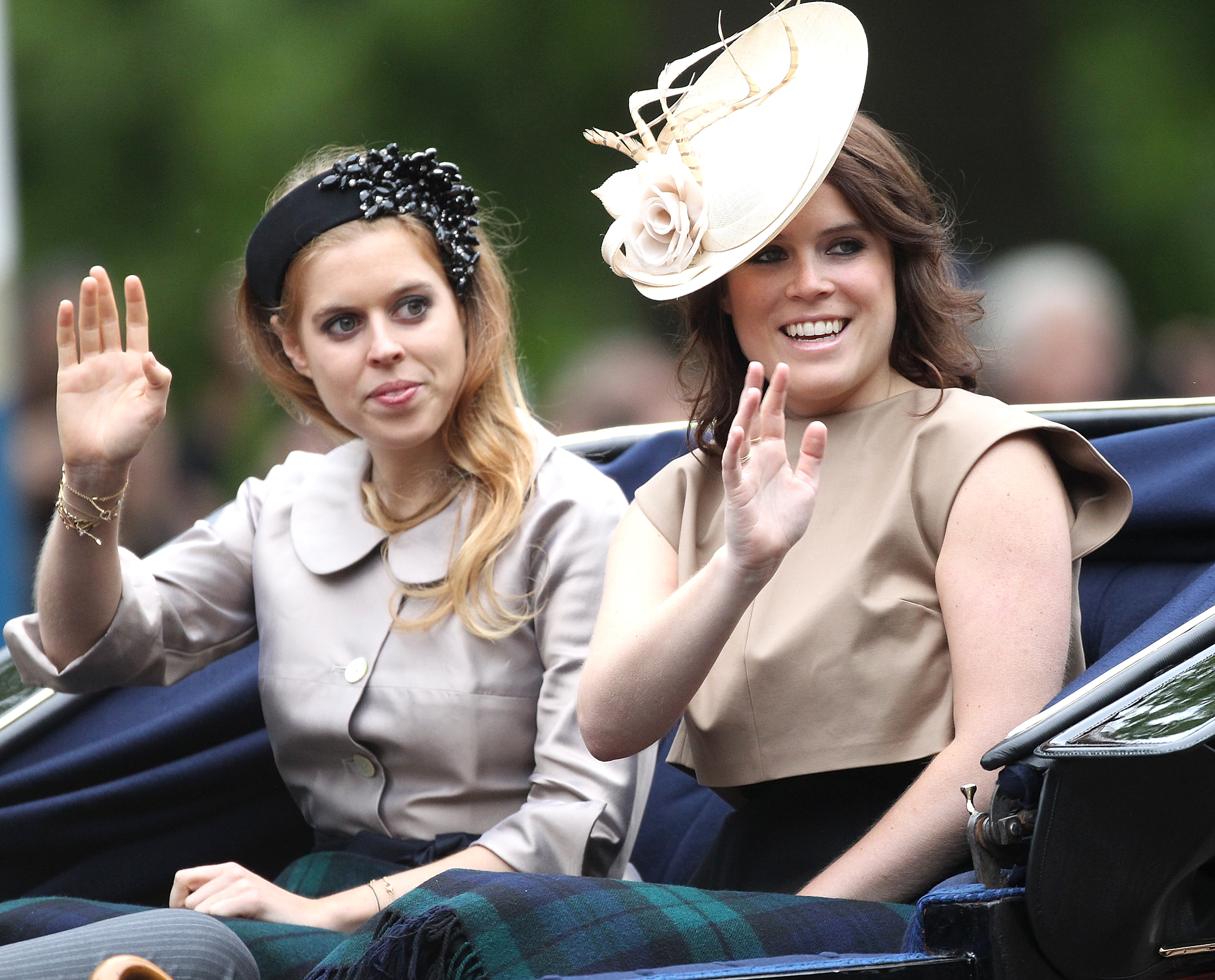 Eugenie und Prinzessin Beatrice stehen schon seit Langem gemeinsam im Rampenlicht bei großen königlichen Anlässen und haben dabei jeweils ihren ganz eigenen Modestil entwickelt. Bei Eugenie fielen früher vor allem auffällige Hüte und gewagtere Outfits besonders ins Auge.