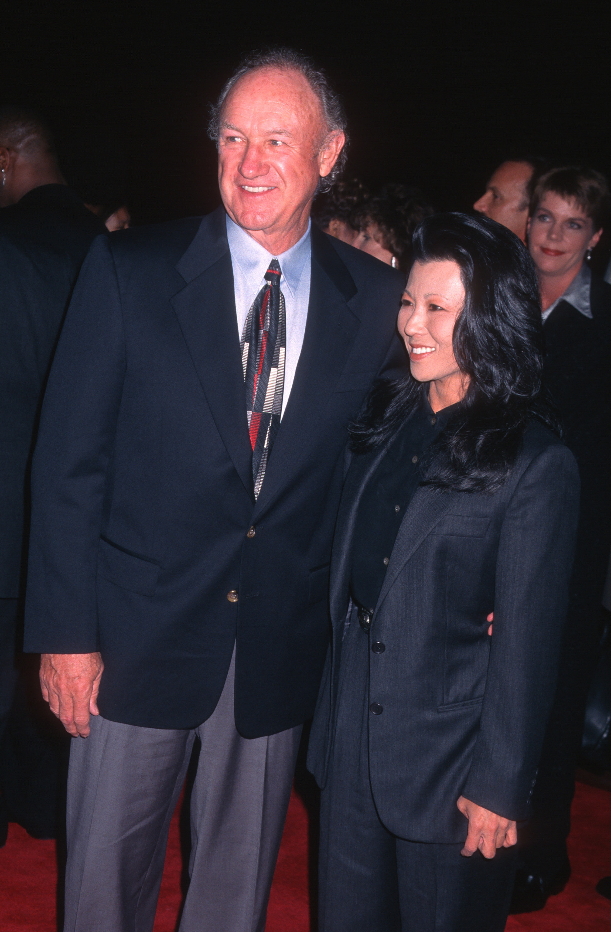 Gene Hackman und Betsy Arakawa besuchen die Premiere von "The Chamber" im Academy Theater, Beverly Hills, Kalifornien, am 2. Oktober 1996 | Quelle: Getty Images