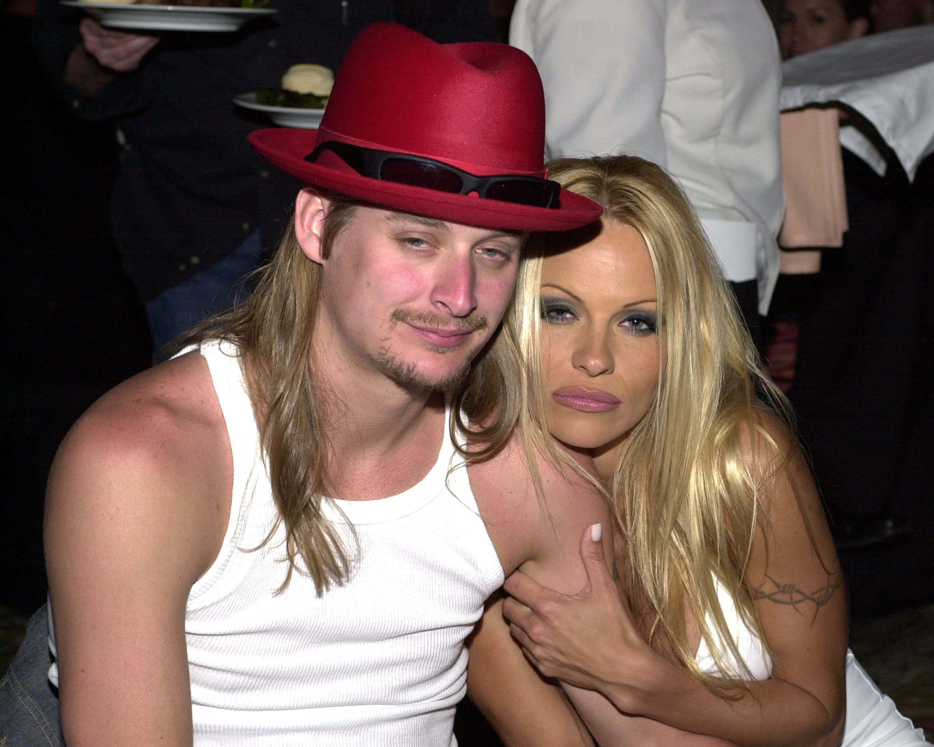 Pamela Anderson und Kid Rock am 28. April 2001 | Quelle: Getty Images