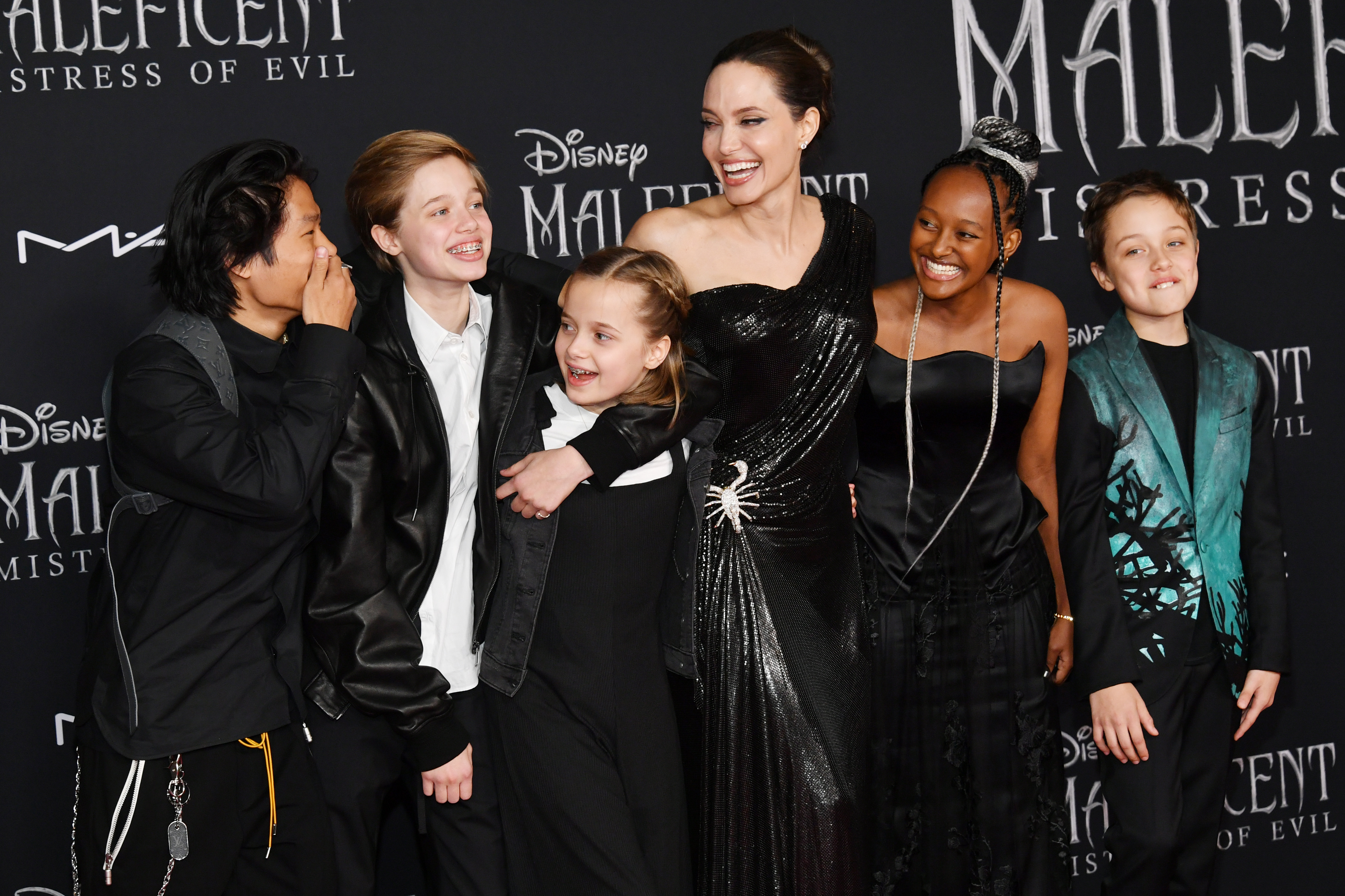 Pax, Shiloh, Vivienne, Angelina Jolie, Zahara und Knox Jolie-Pitt besuchen die Weltpremiere von Disneys "Maleficent: Mistress Of Evil" im El Capitan Theatre in Los Angeles, Kalifornien, am 30. September 2019. | Quelle: Getty Images
