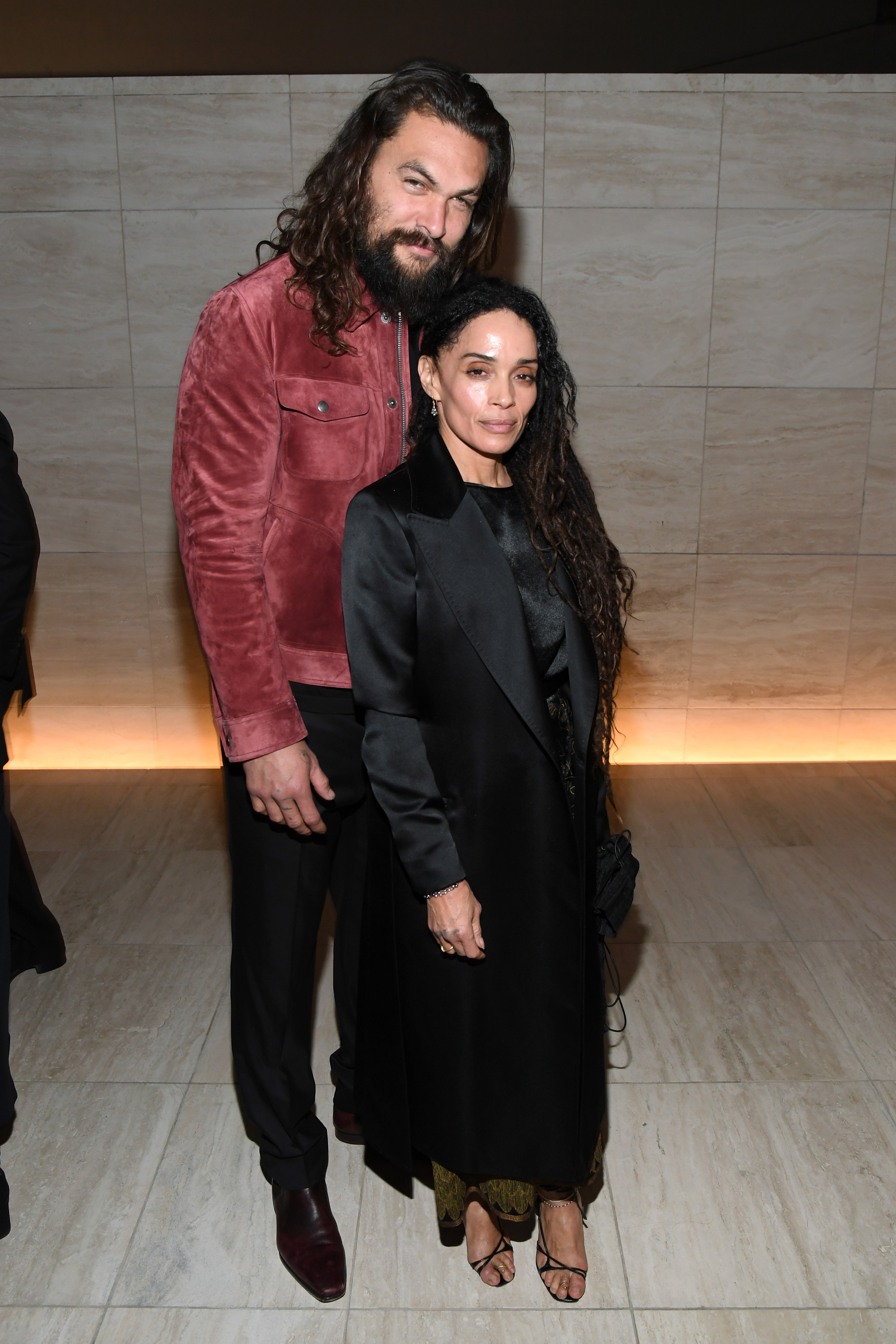 Jason Momoa und Lisa Bonet posieren für Fotos bei der Tom Ford AW20 Show in den Milk Studios. | Quelle: Getty Images