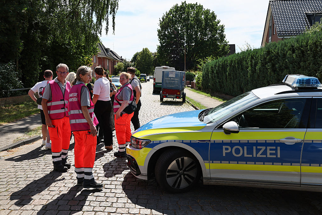 Polizisten und Mitglieder eines Kriseninterventionsteams sprechen am 29. Juni 2026 mit Menschen in der Nähe des Tatorts, an dem bei einer Schießerei in Stade, einer Stadt im Norden Deutschlands etwa 50 Kilometer westlich von Hamburg, fünf Menschen getötet wurden. | Quelle: Getty Images