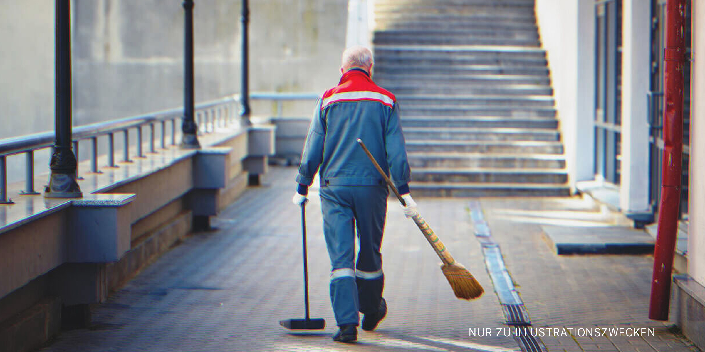 Ein Hausmeister, der mit Reinigungsutensilien unterwegs ist | Quelle: Shutterstock