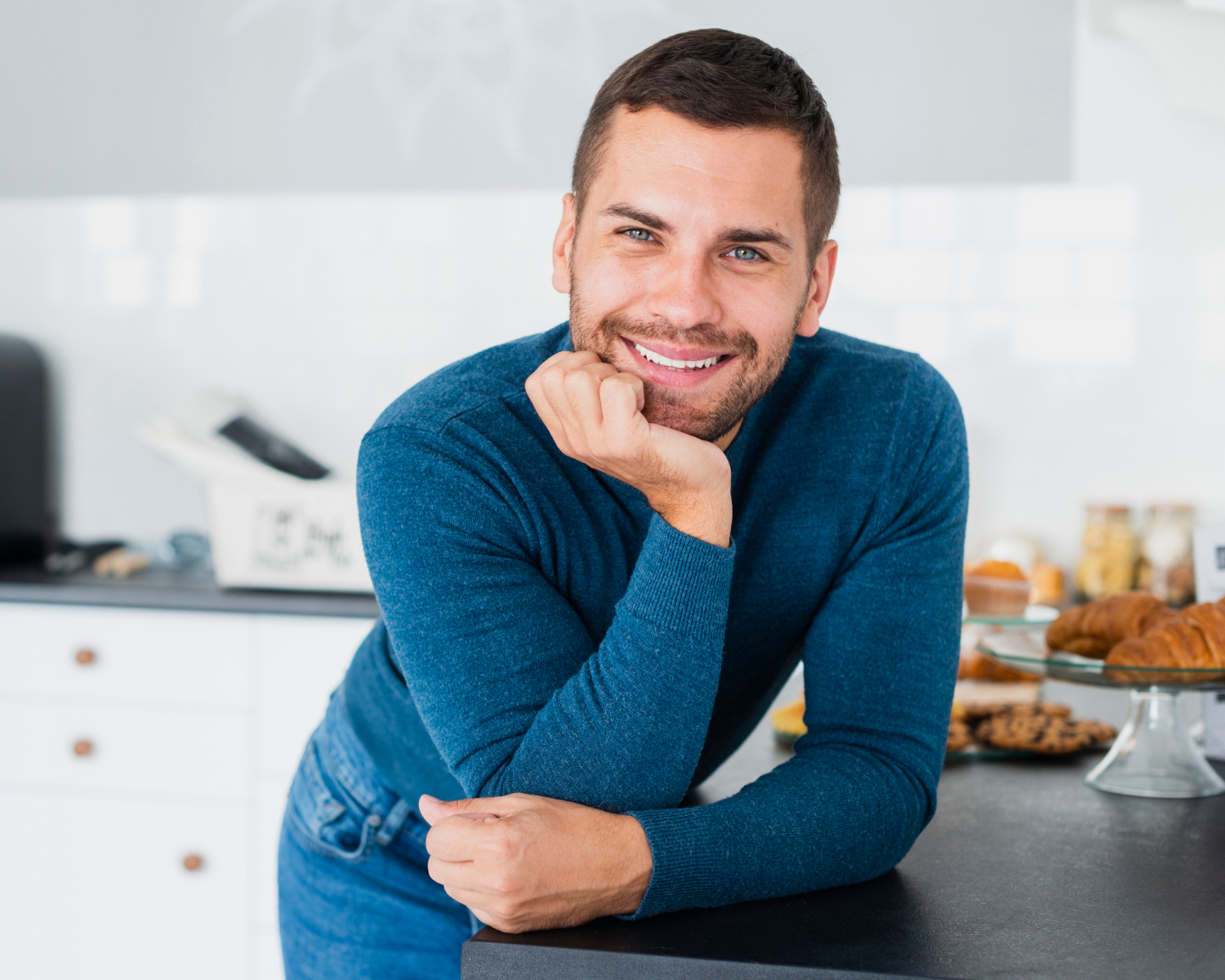 Ein erfreut lächelnder Mann | Quelle: Freepik