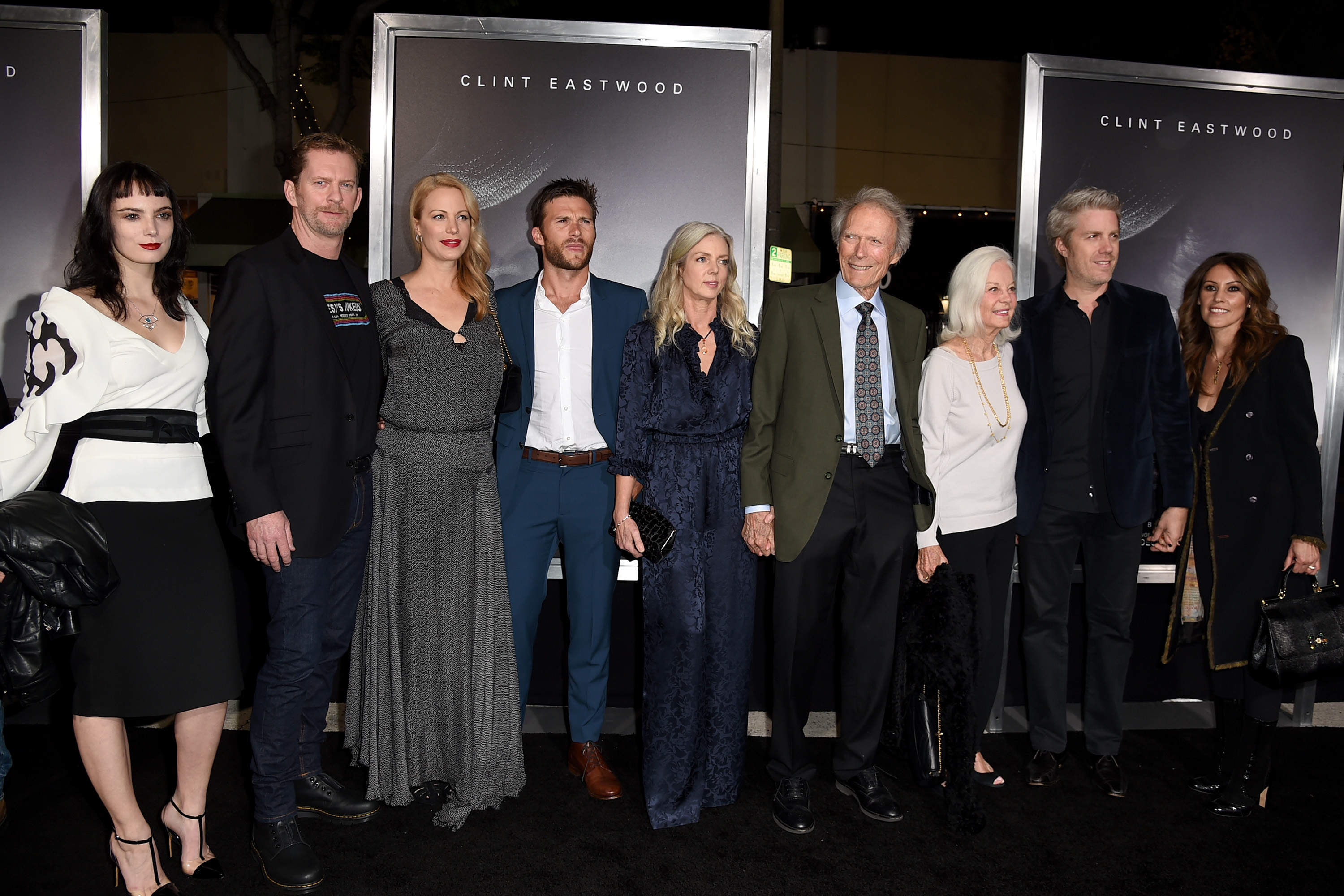 (L-R) Graylen Eastwood, Stacy Poitras, Alison Eastwood, Scott Eastwood, Christina Sandera, Clint Eastwood, Maggie Johnson, Kyle Eastwood und Cynthia Ramirez posieren bei der Premiere von Warner Bros. Pictures' "The Mule", 2018 | Quelle: Getty Images