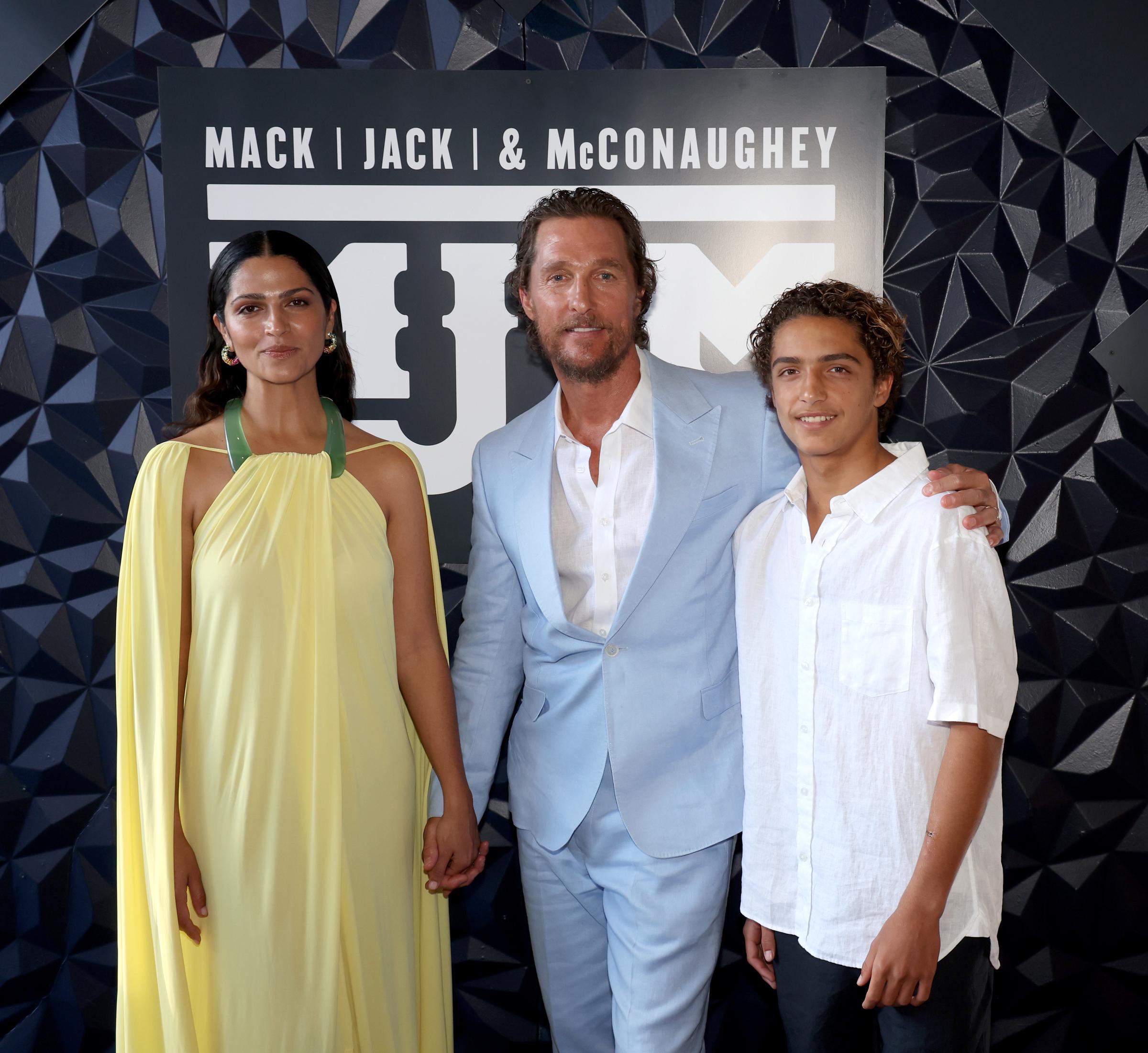 Camila Alves, Matthew McConaughey und ihr Sohn Levi besuchen die 2023 Mack, Jack &amp; McConaughey Gala in Austin, Texas am 27. April 2023. | Quelle: Getty Images