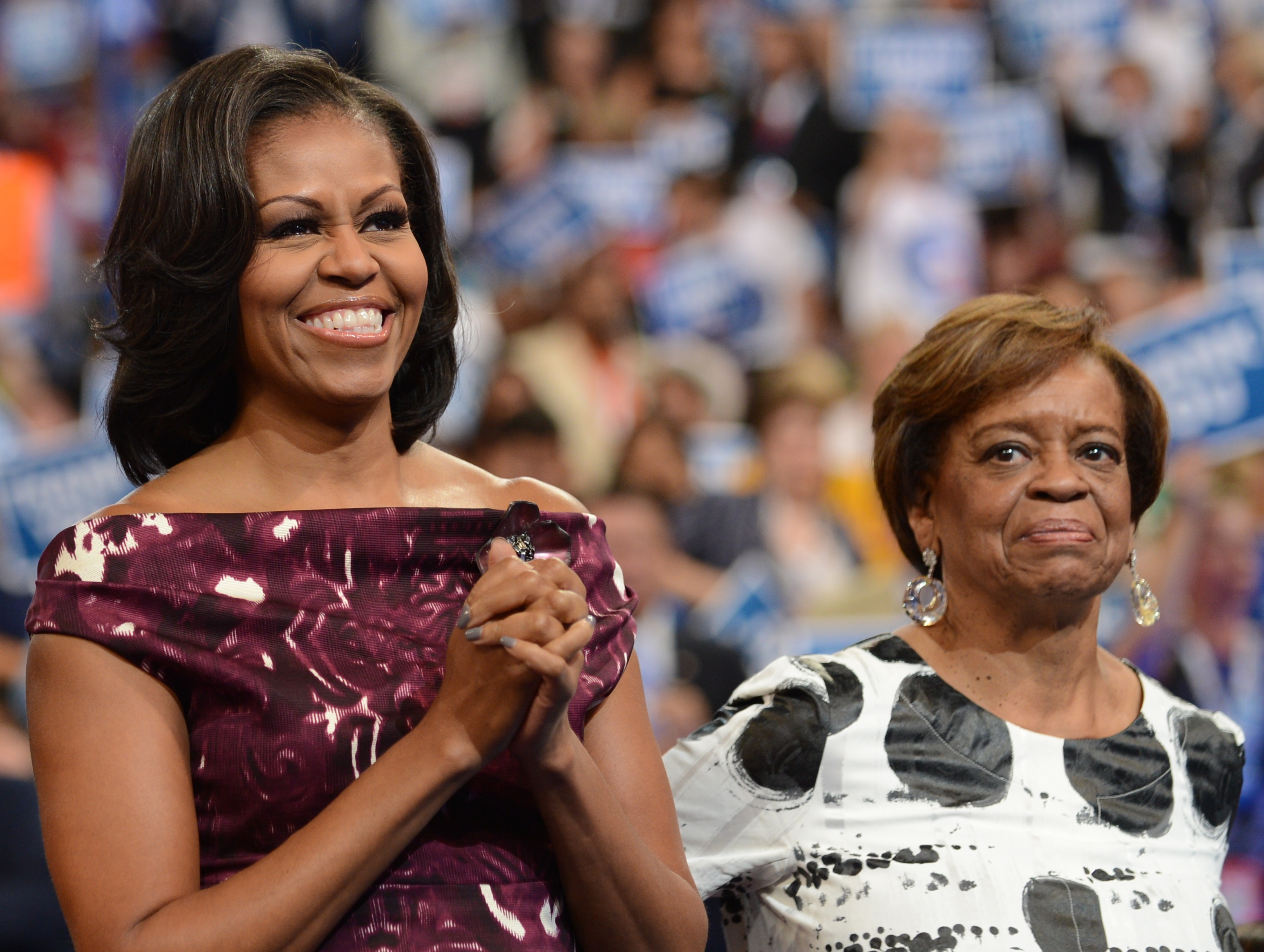 Michelle hat offen darüber gesprochen, wie ihre Mutter ihr geholfen hat, ihren eigenen Wert zu erkennen und ihre Stimme zu nutzen. Durch diese Verbindung wirkte die spätere Hommage in Form eines Rocks weniger wie Mode, sondern eher wie ein zutiefst persönlicher Liebesbrief. | Quelle: Getty Images