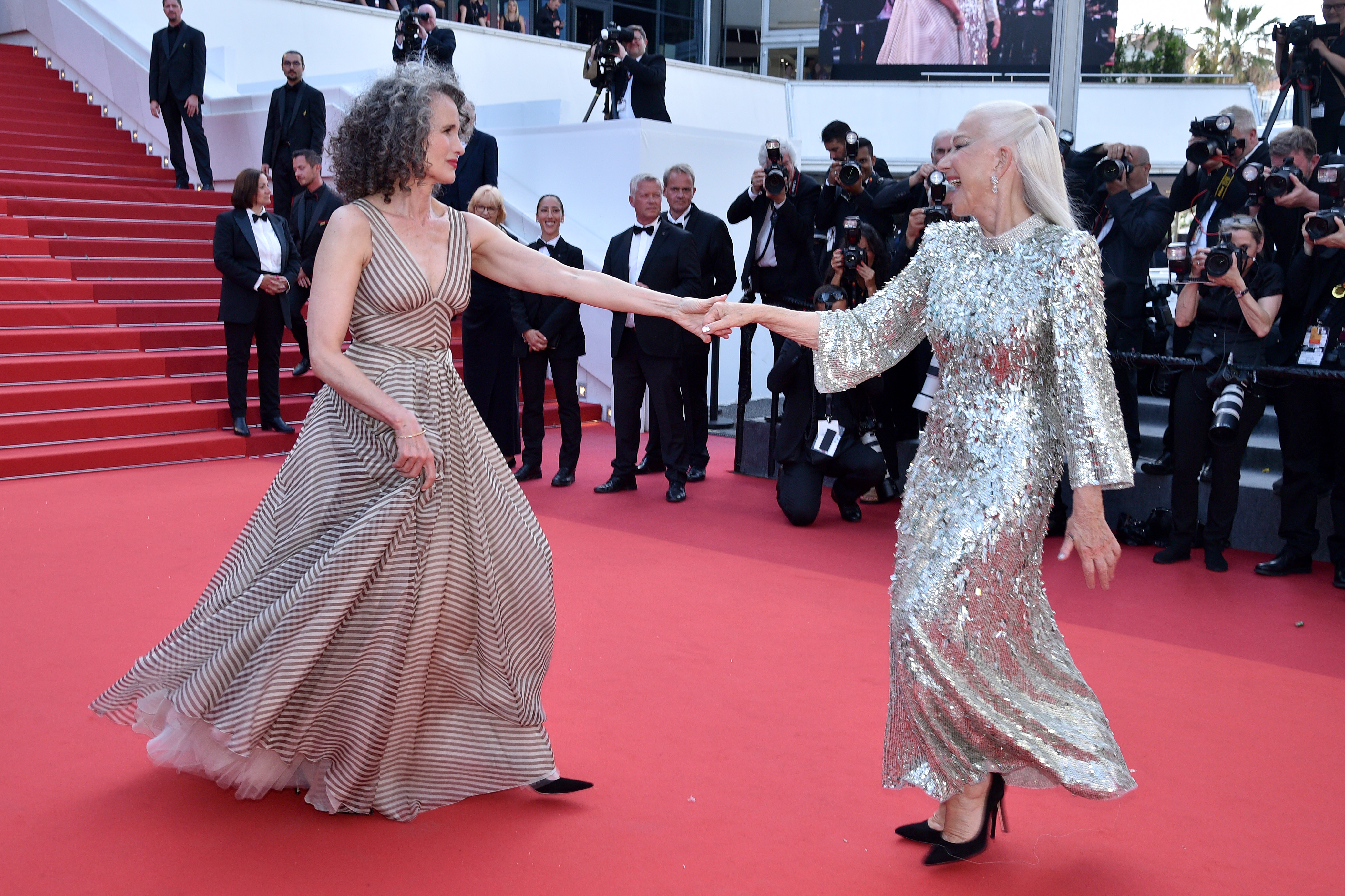 Andie MacDowell und Helen Mirren bei den 75. jährlichen Filmfestspielen von Cannes am 27. Mai 2022 in Cannes, Frankreich | Quelle: Getty Images