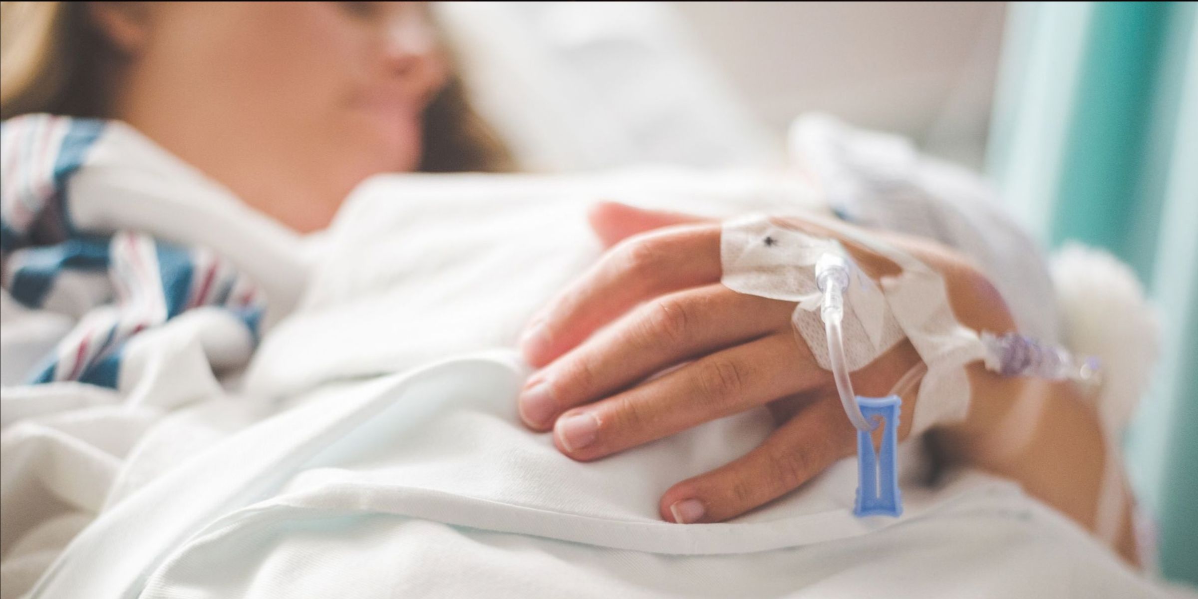 Eine Nahaufnahme des Arms eines Patienten mit einem Infusionsschlauch in einem Krankenhaus | Quelle: Pexels