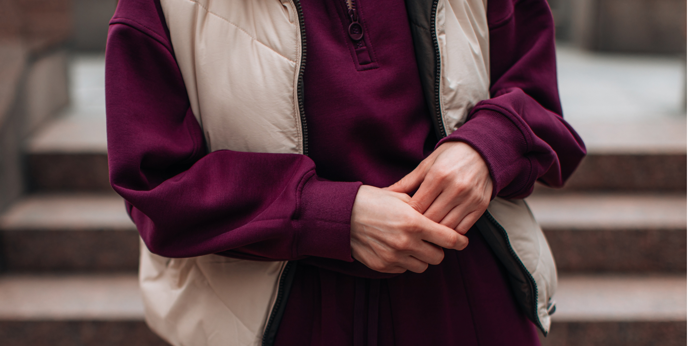 Frau in Burgunderrot | Quelle: Shutterstock