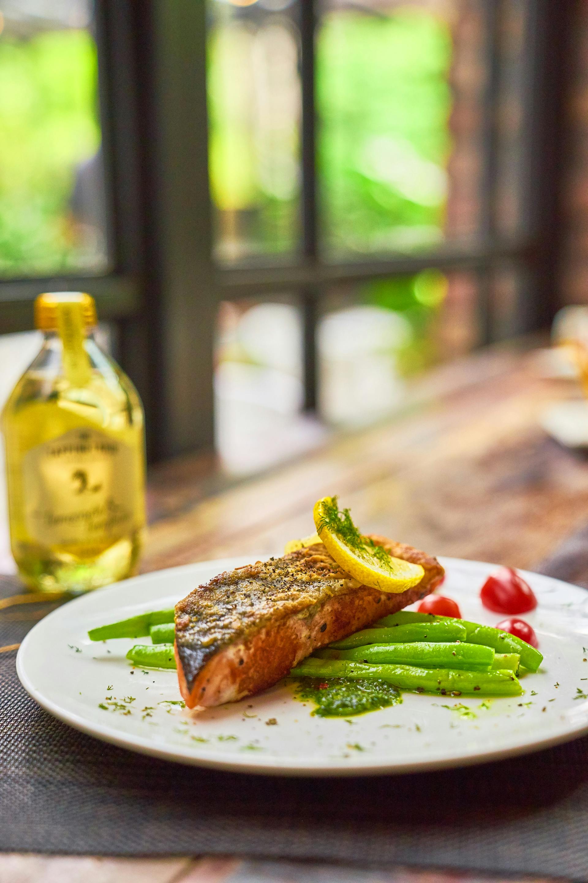 Gebratenes Fischsteak mit grünen Bohnen und Zitrone auf einem Teller serviert | Quelle: Pexels