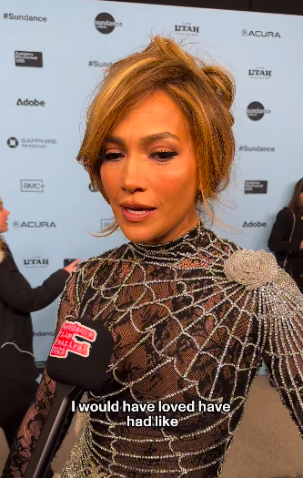 Jennifer Lopez im Gespräch mit einem Reporter beim Sundance Film Festival. | Quelle: Instagram/sundanceorg