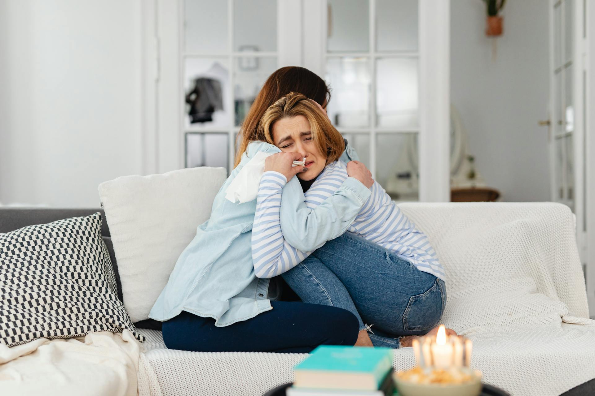 Eine emotionale Mutter und Tochter, die sich umarmen | Quelle: Pexels