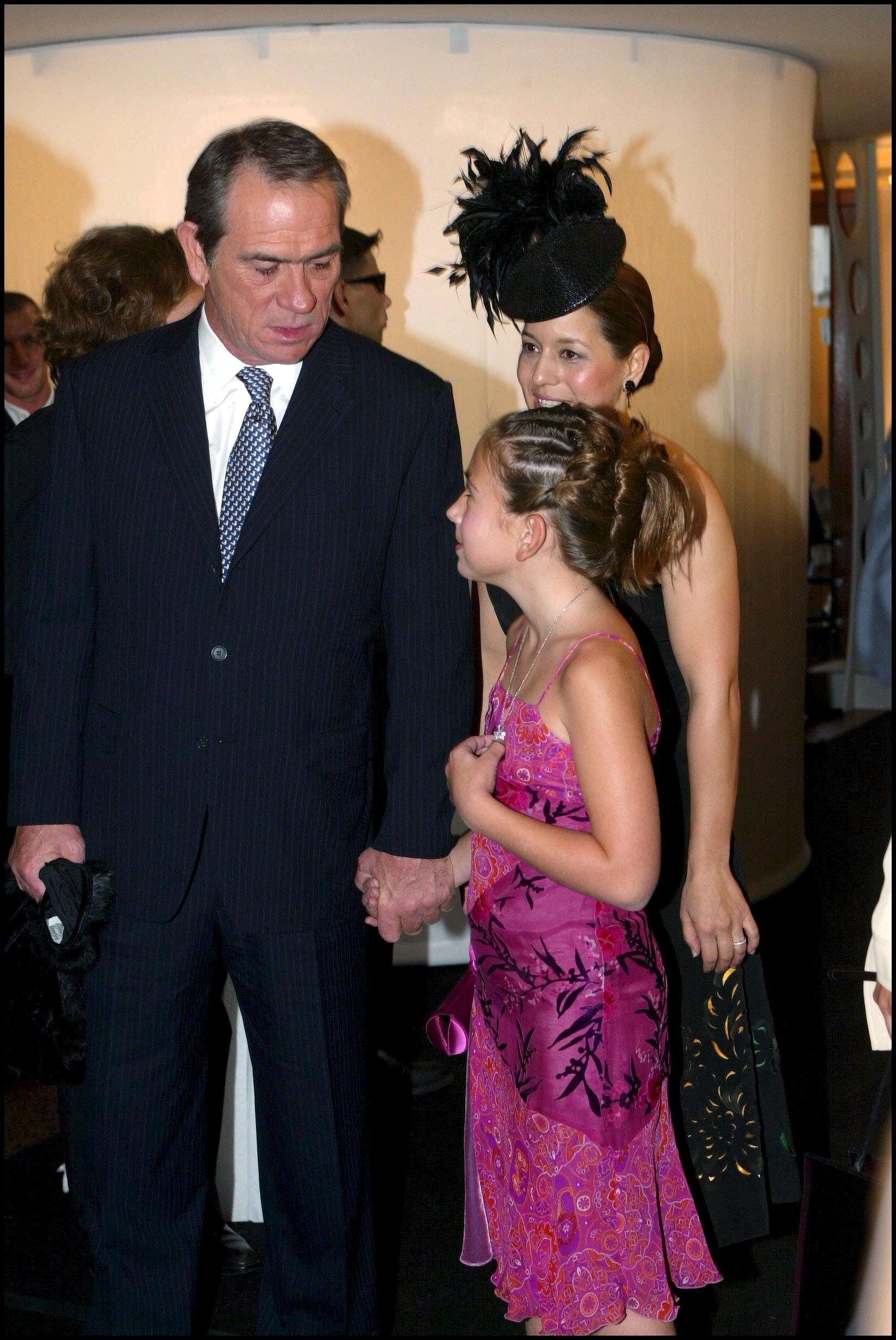 Tommy Lee Jones und Victoria Jones bei der Premiere von "Men In Black 2" in Paris, Frankreich, am 18. Juli 2002. | Quelle: Getty Images