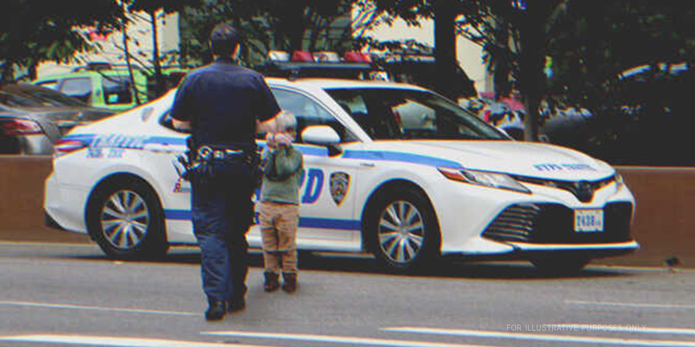 Ein Polizist folgt einem Jungen zum Polizeiauto. | Quelle: Flickr / JLaw45 (CC BY 2.0)