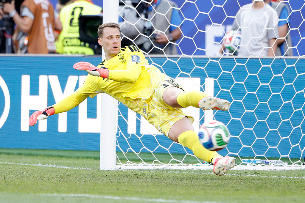 Der deutsche Torhüter Manuel Neuer (Nr. 1) verursacht im Elfmeterschießen des Achtelfinalspiels der FIFA-Weltmeisterschaft 2026 zwischen Deutschland und Paraguay am 29. Juni 2026 im Boston Stadium in Foxborough, Massachusetts, einen Elfmeter. | Quelle: Getty Images