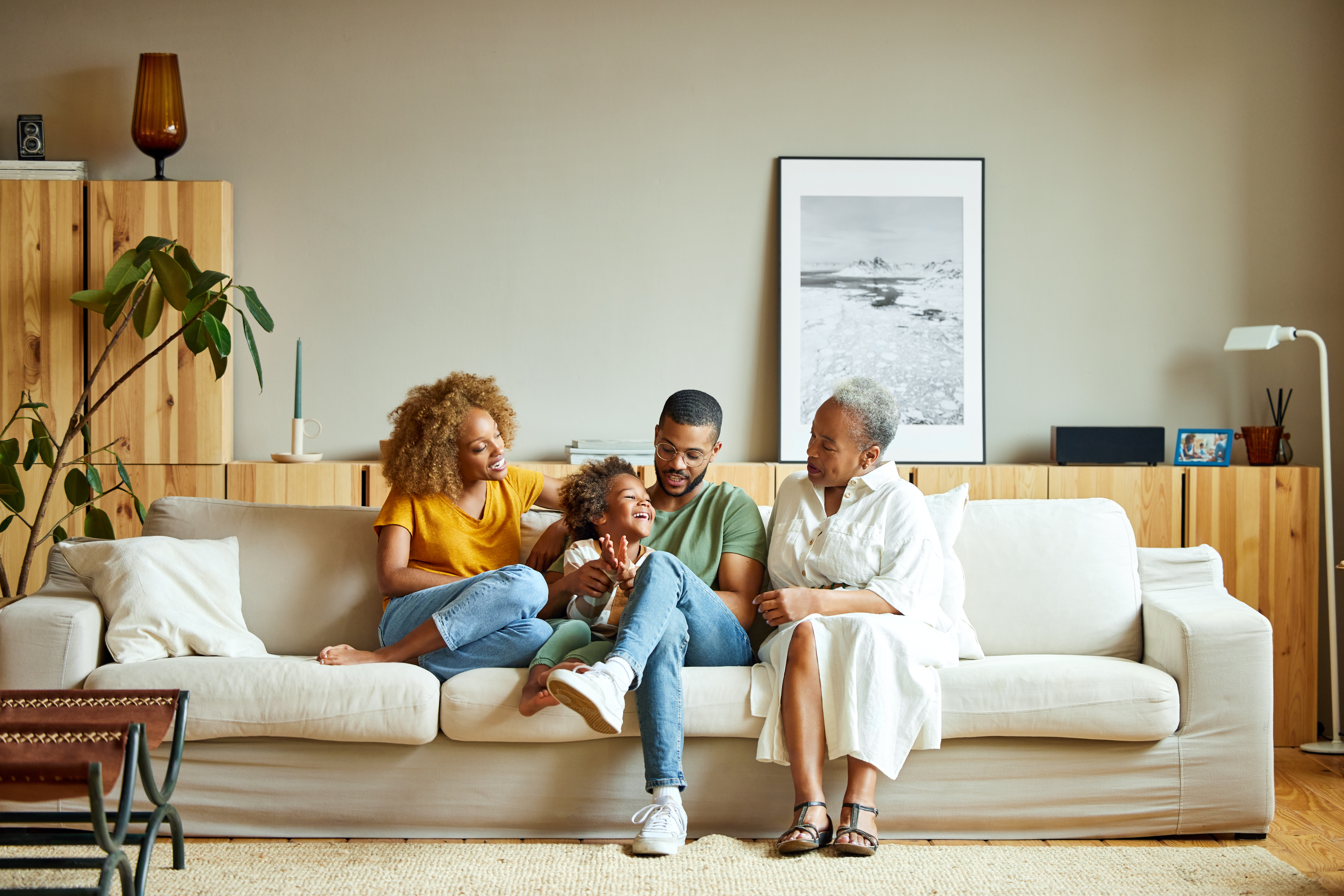Eine glückliche afroamerikanische Familie genießt ihr Leben im Wohnzimmer | Quelle: Getty Images