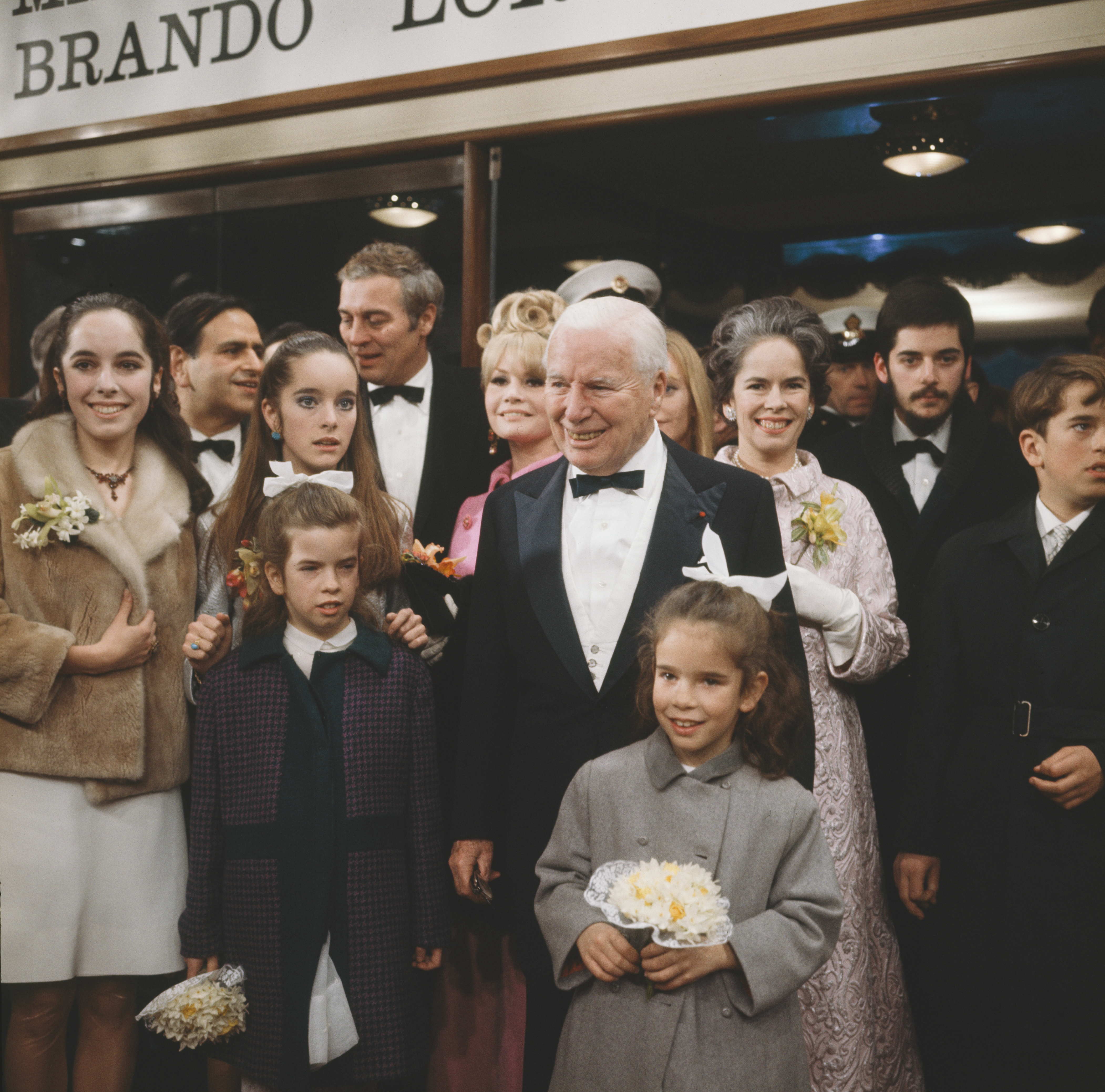 Charlie Chaplin mit seiner Familie bei der Premiere des Films "A Countess from Hong Kong" im Carlton Theatre am 1. Januar 1967 in Haymarket, London | Quelle: Getty Images