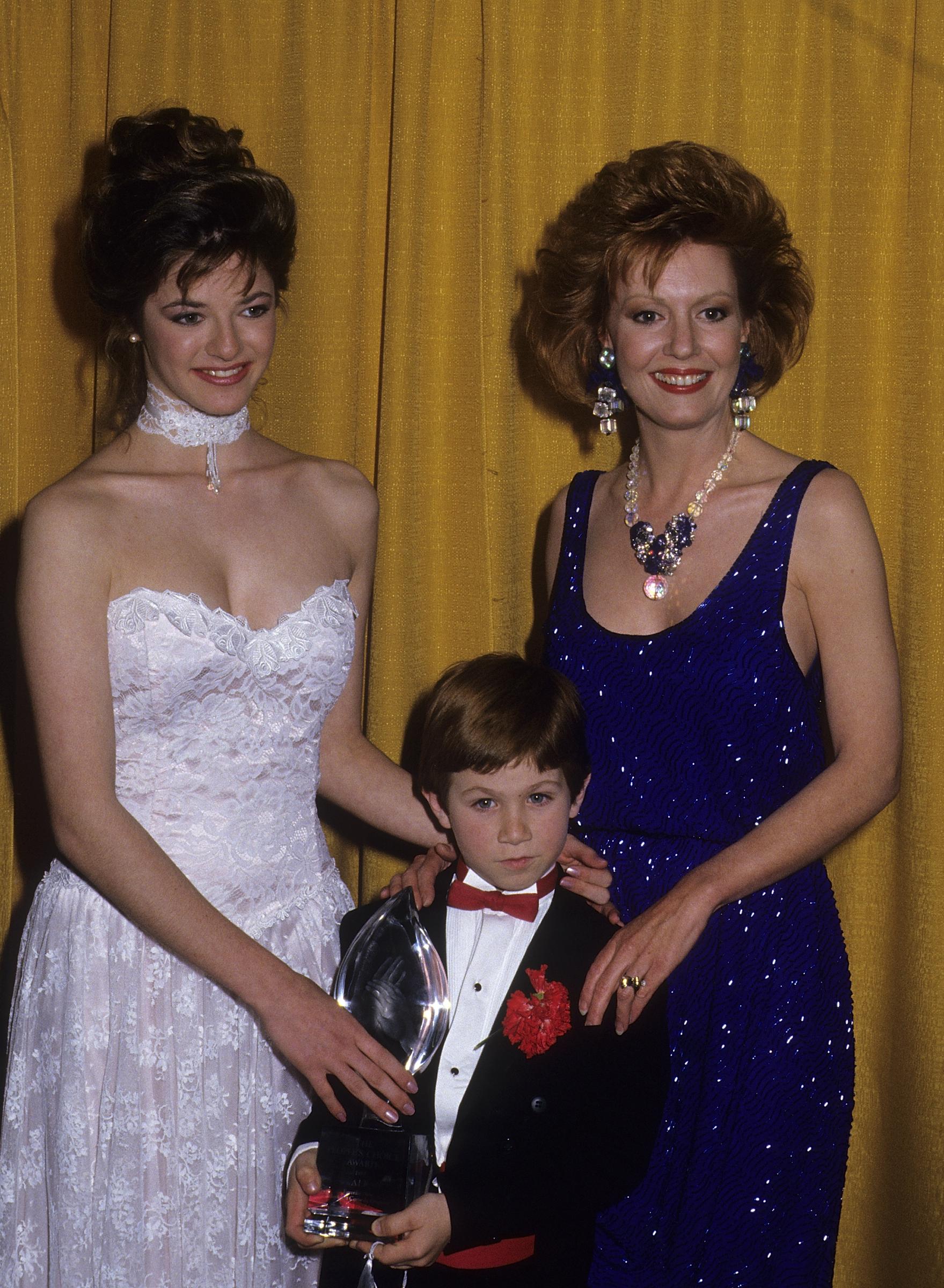 Andrea Elson, Anne Schedeen und Benji Gregory besuchen die 13th Annual People's Choice Awards im Santa Monica Civic Auditorium in Kalifornien am 15. März 1987. | Quelle: Getty Images