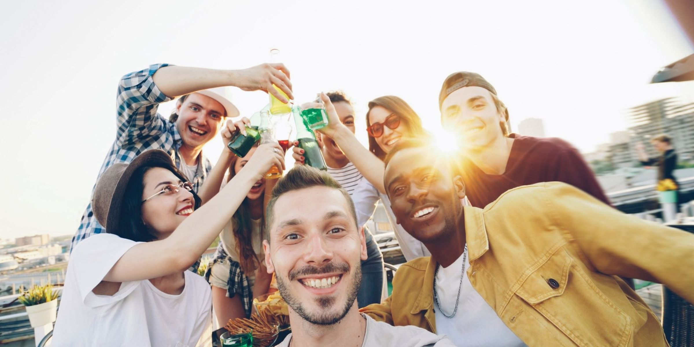 Eine Gruppe von Freunden, die einen Toast ausbringt und eine sonnige Veranstaltung im Freien genießt | Quelle: Pexels