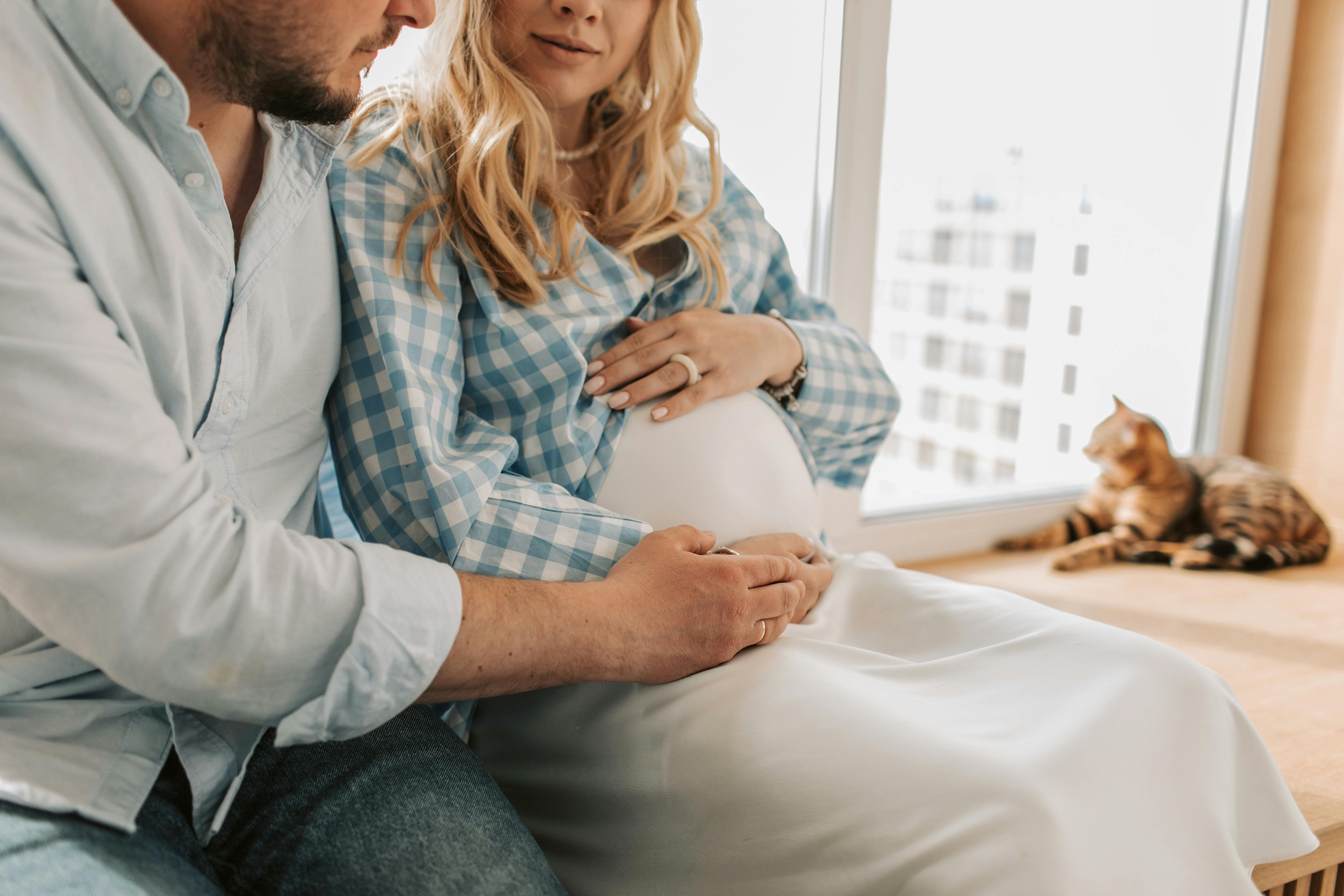 Eine glückliche schwangere Frau mit ihrem Mann | Quelle: Pexels