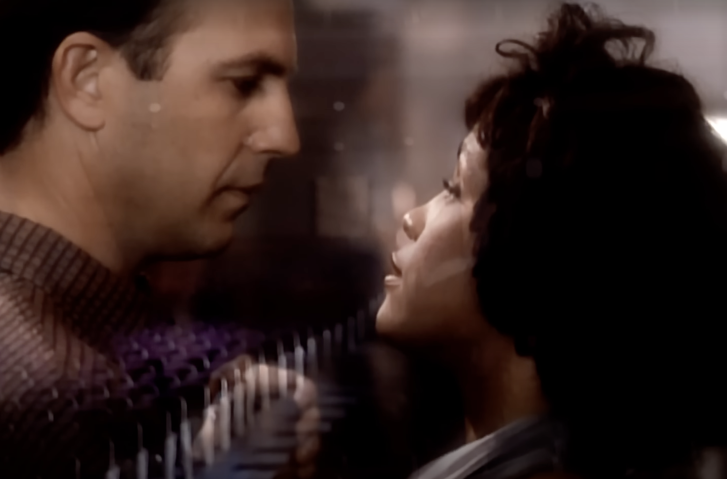 Kevin Costner und Whitney Houston in einer Szene aus "The Bodyguard", geteilt über Whitney Houstons Musikvideo zu "I Will Always Love You", veröffentlicht am 28. September 2010 | Quelle: YouTube/Whitney Houston