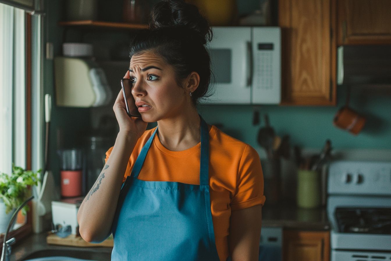 Eine besorgte Frau am Telefon | Quelle: Midjourney