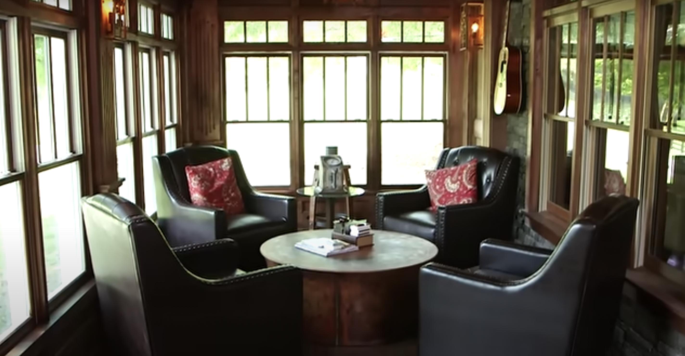 Bild von Brad Paisleys Haus, datiert vom 12. September 2014 | Quelle: YouTube/@People