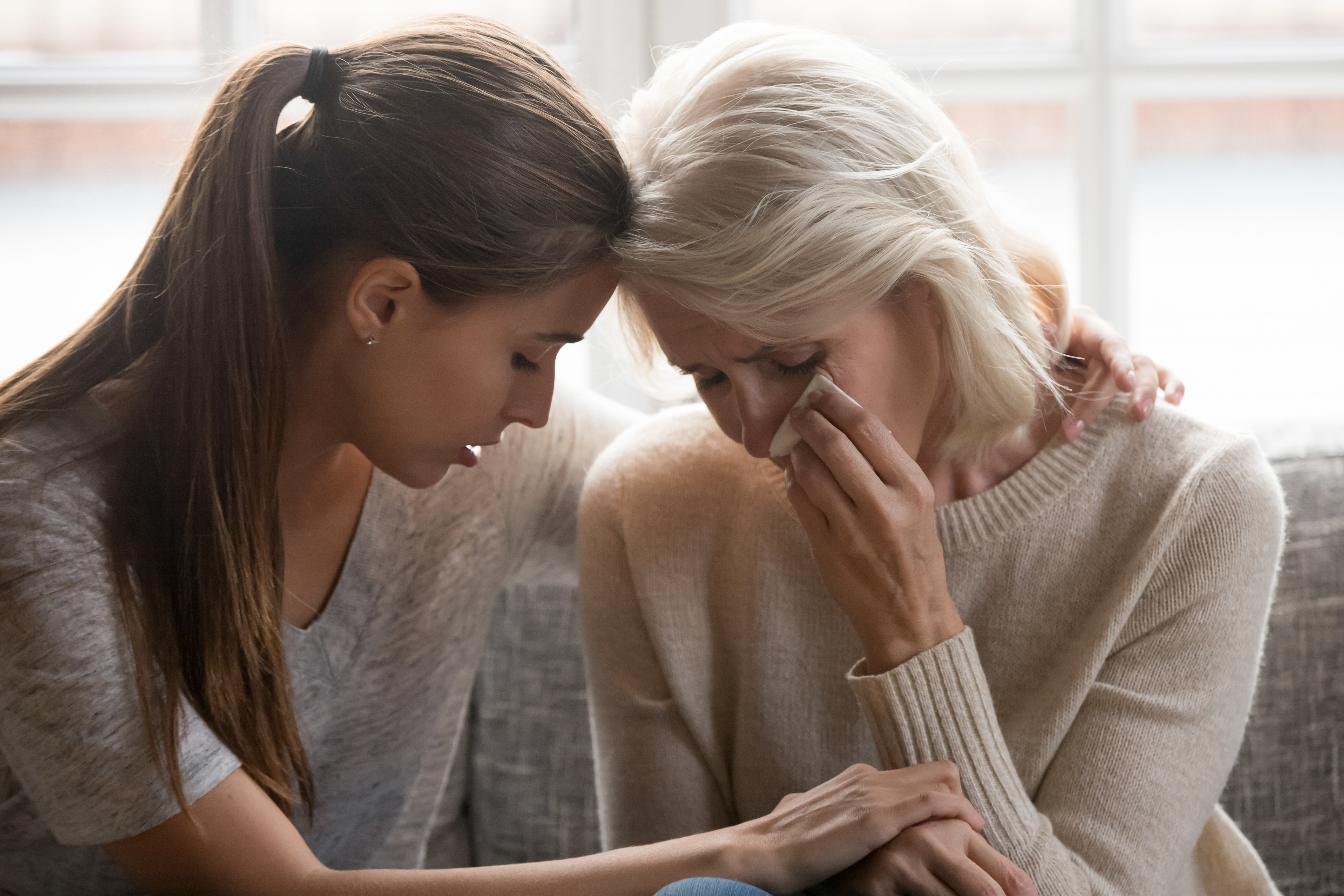 Die erwachsene Tochter hat Mitleid mit ihrer Mutter | Quelle: Shutterstock