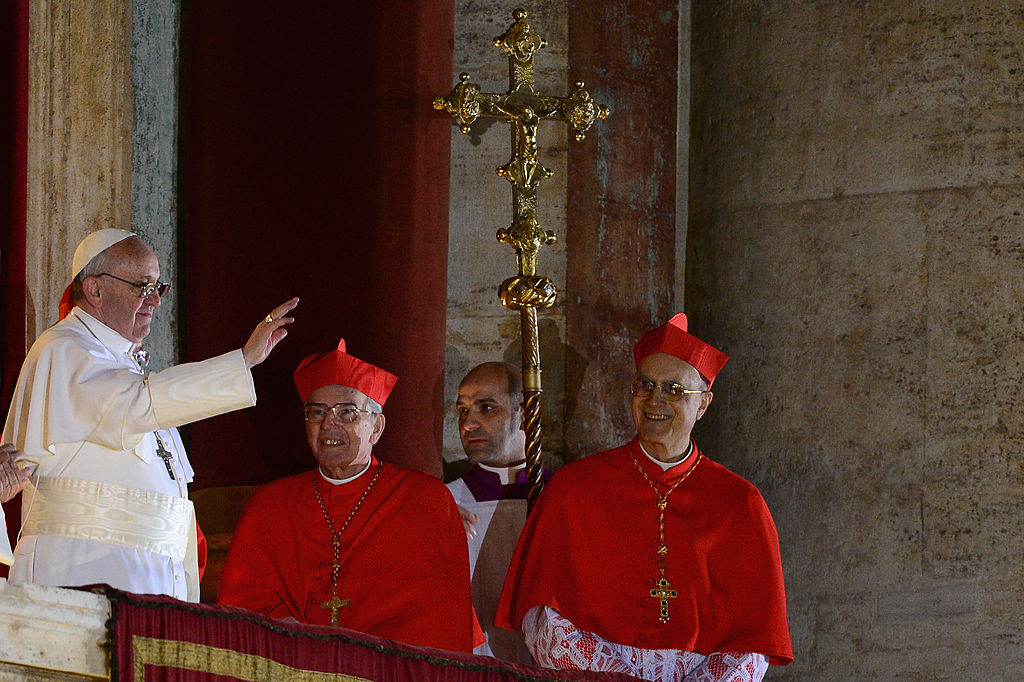 : Der neu gewählte Papst Franziskus I. winkt der wartenden Menge vom Hauptbalkon des Petersdoms am 13. März 2013 in der Vatikanstadt, Vatikan. Der argentinische Kardinal Jorge Mario Bergoglio wurde zum 266. Papst gewählt und wird die 1,2 Milliarden Katholiken weltweit anführen.