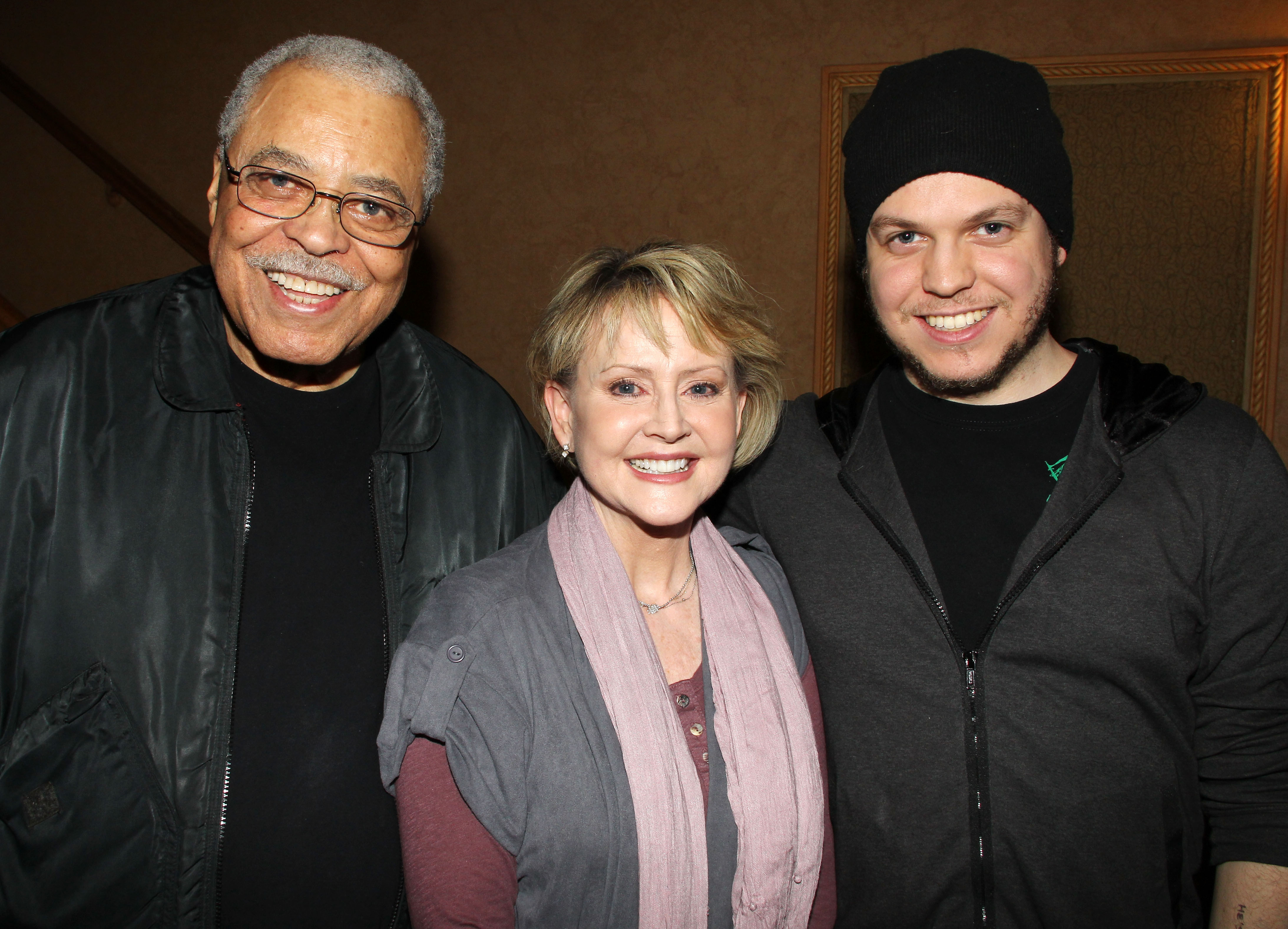 James Earl Jones, Cecilia Hart und Flynn Earl Jones während der Abschlussvorstellung von "Driving Miss Daisy" am Broadway am 9. April 2011 in New York City. | Quelle: Getty Images