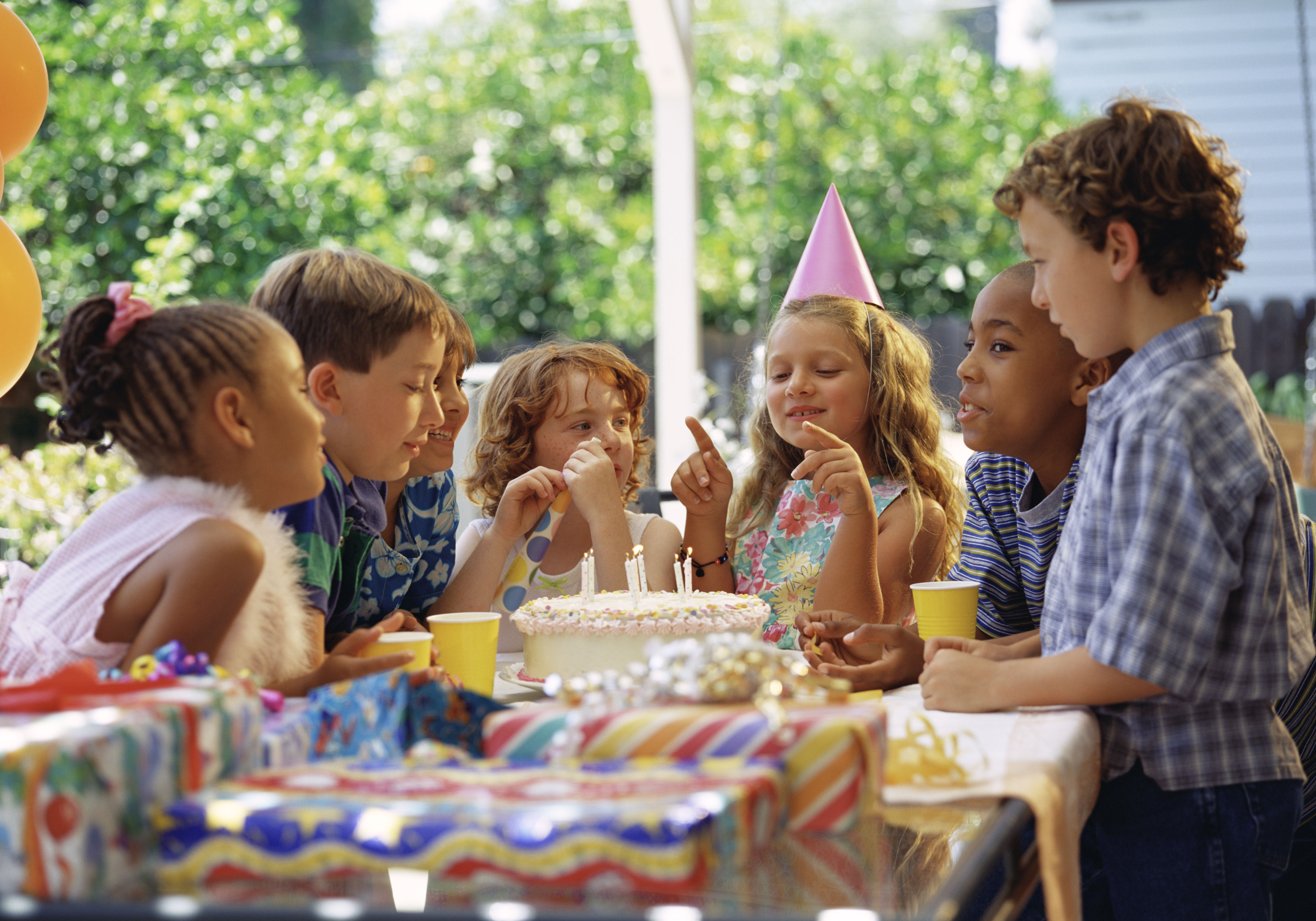 Kinder auf einer Geburtstagsparty | Quelle: Getty Images