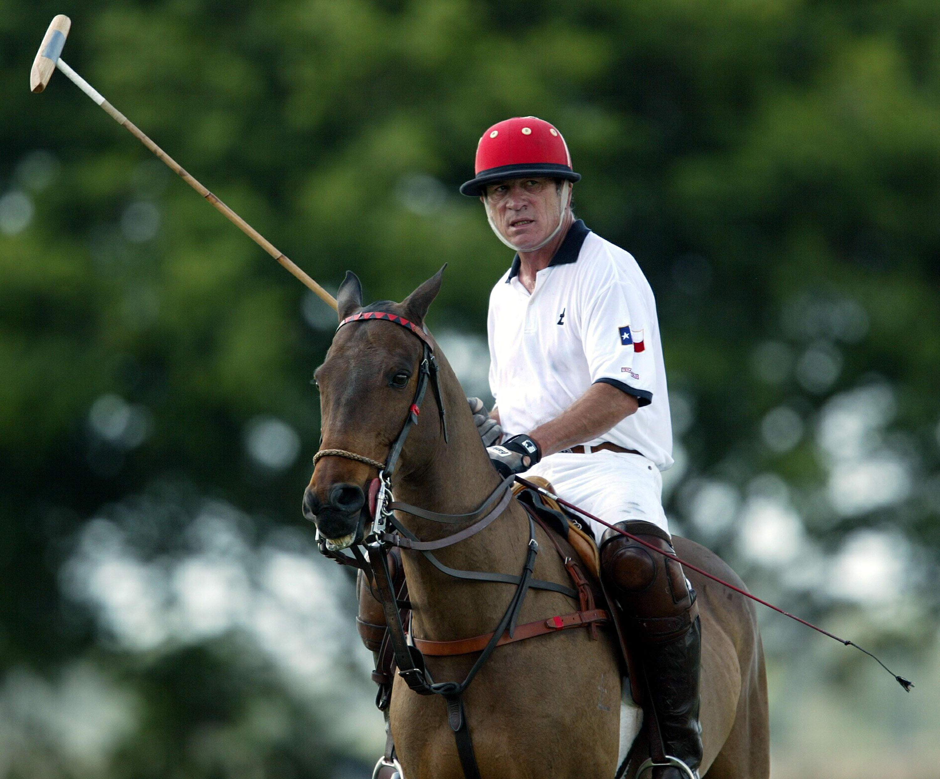 Tommy Lee Jones beim Polospiel im International Polo Club Palm Beach am 6. Februar 2004 in Wellington, Florida. | Quelle: Getty Images