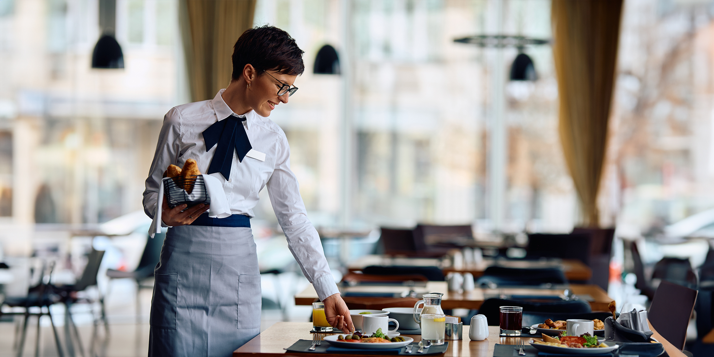 Eine Kellnerin in einem Restaurant | Quelle: Shutterstock